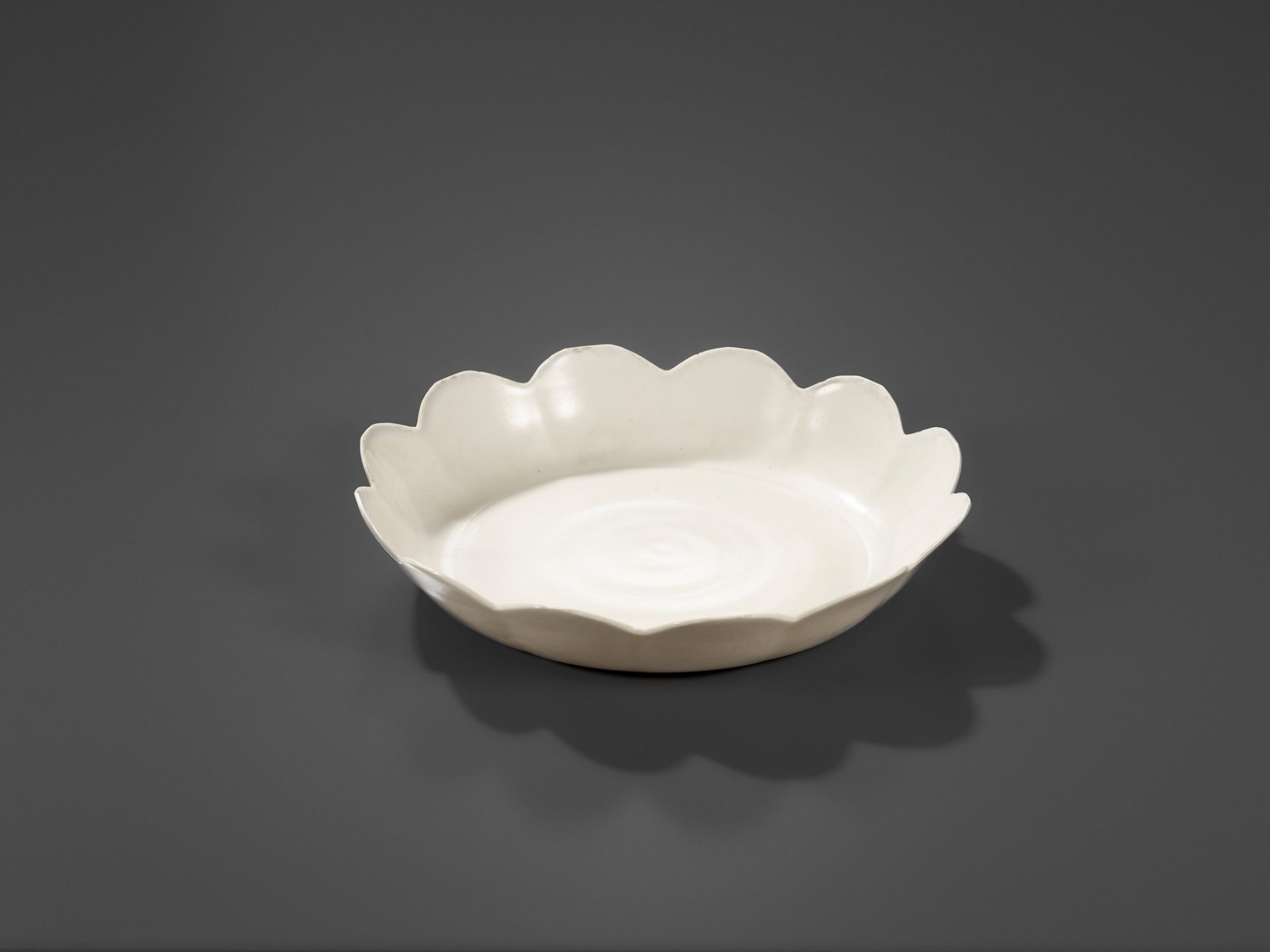 AN EXTREMELY RARE DINGYAO PETAL-LOBED DISH, SONG DYNASTY - Image 8 of 9