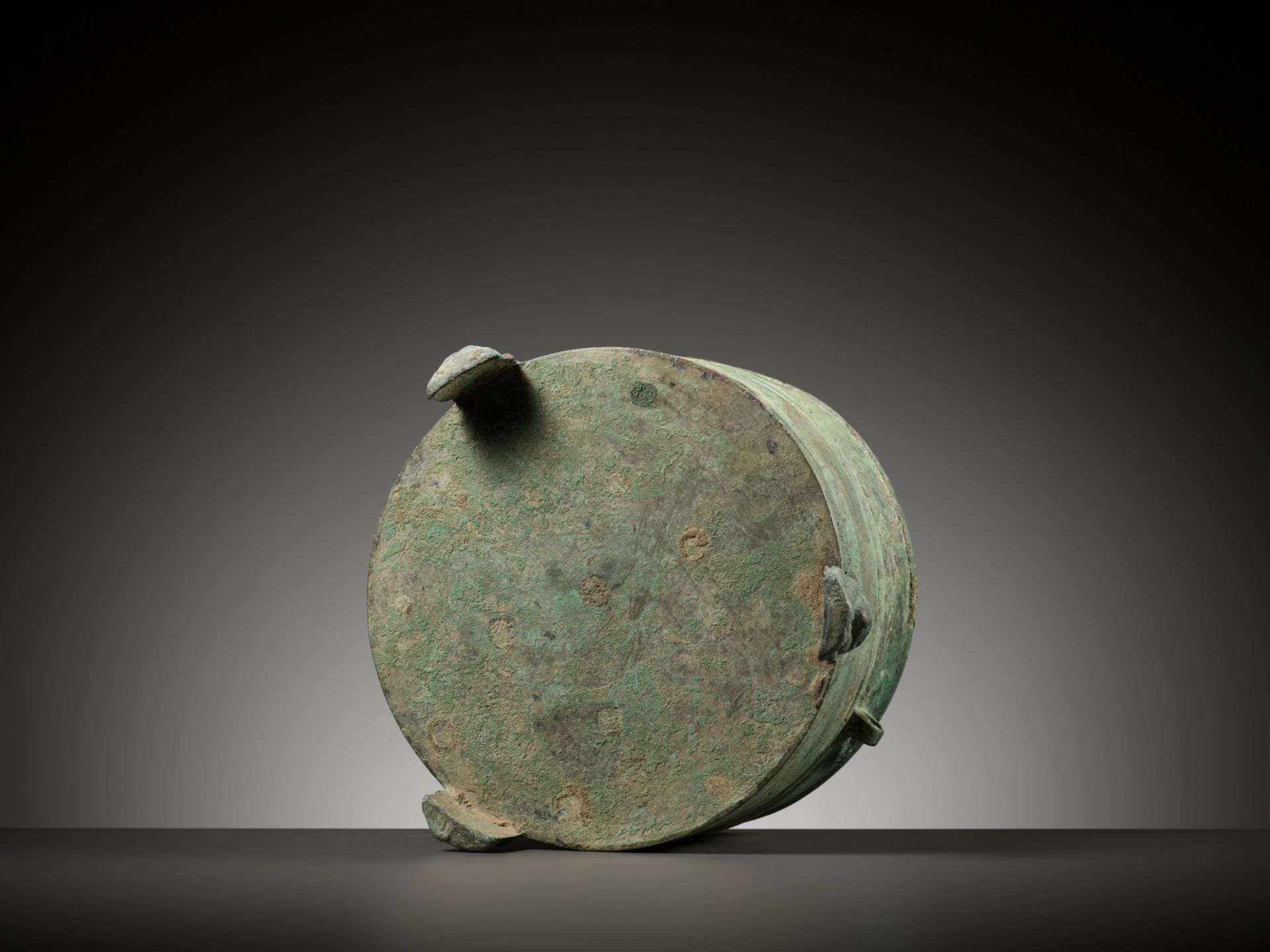 A RARE BRONZE TRIPOD VESSEL AND COVER, LIAN, HAN DYNASTY - Image 17 of 17