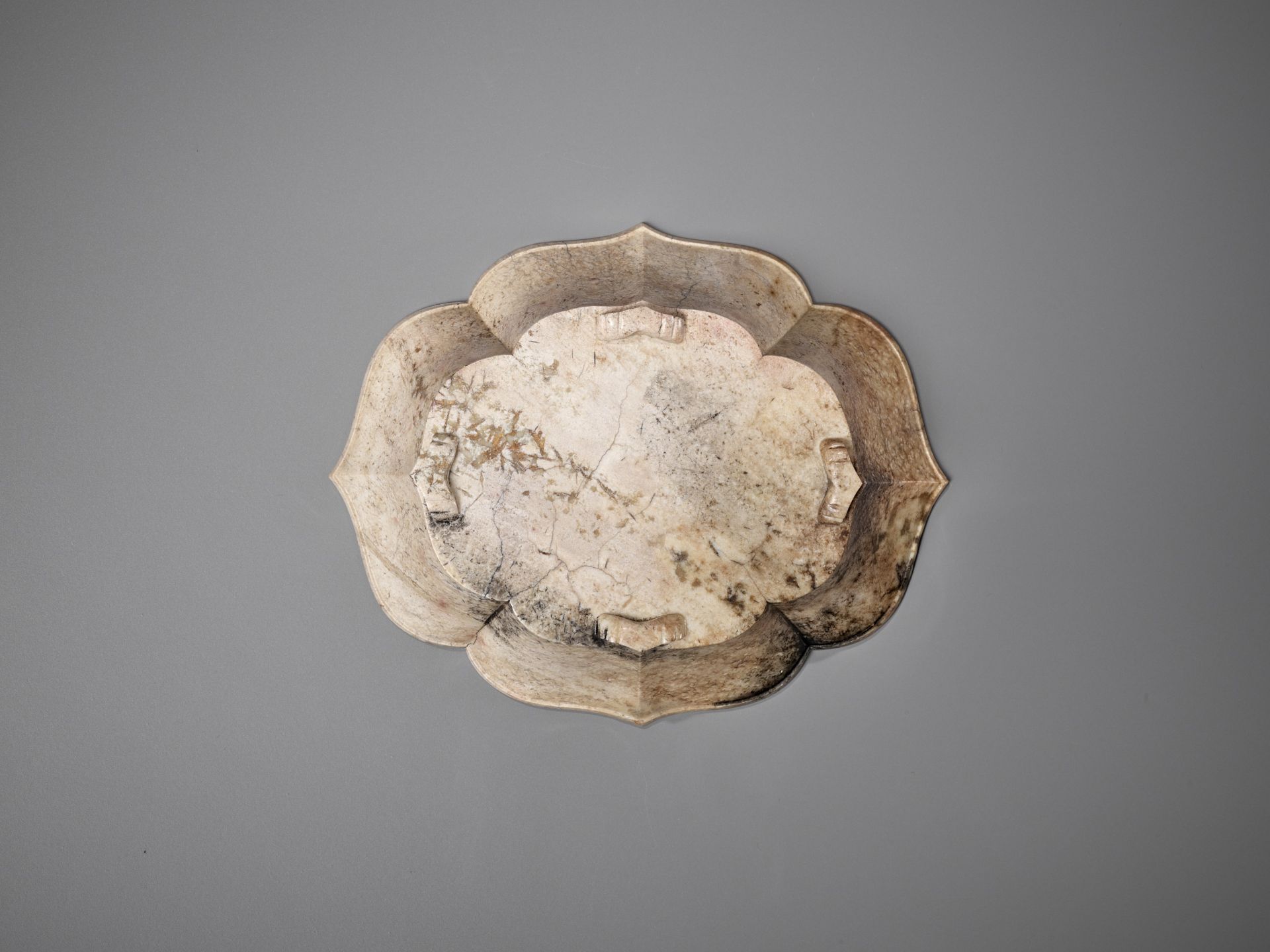 A CHICKEN BONE JADE 'DOUBLE FISH' MARRIAGE BOWL, 17TH-18TH CENTURY - Image 13 of 16