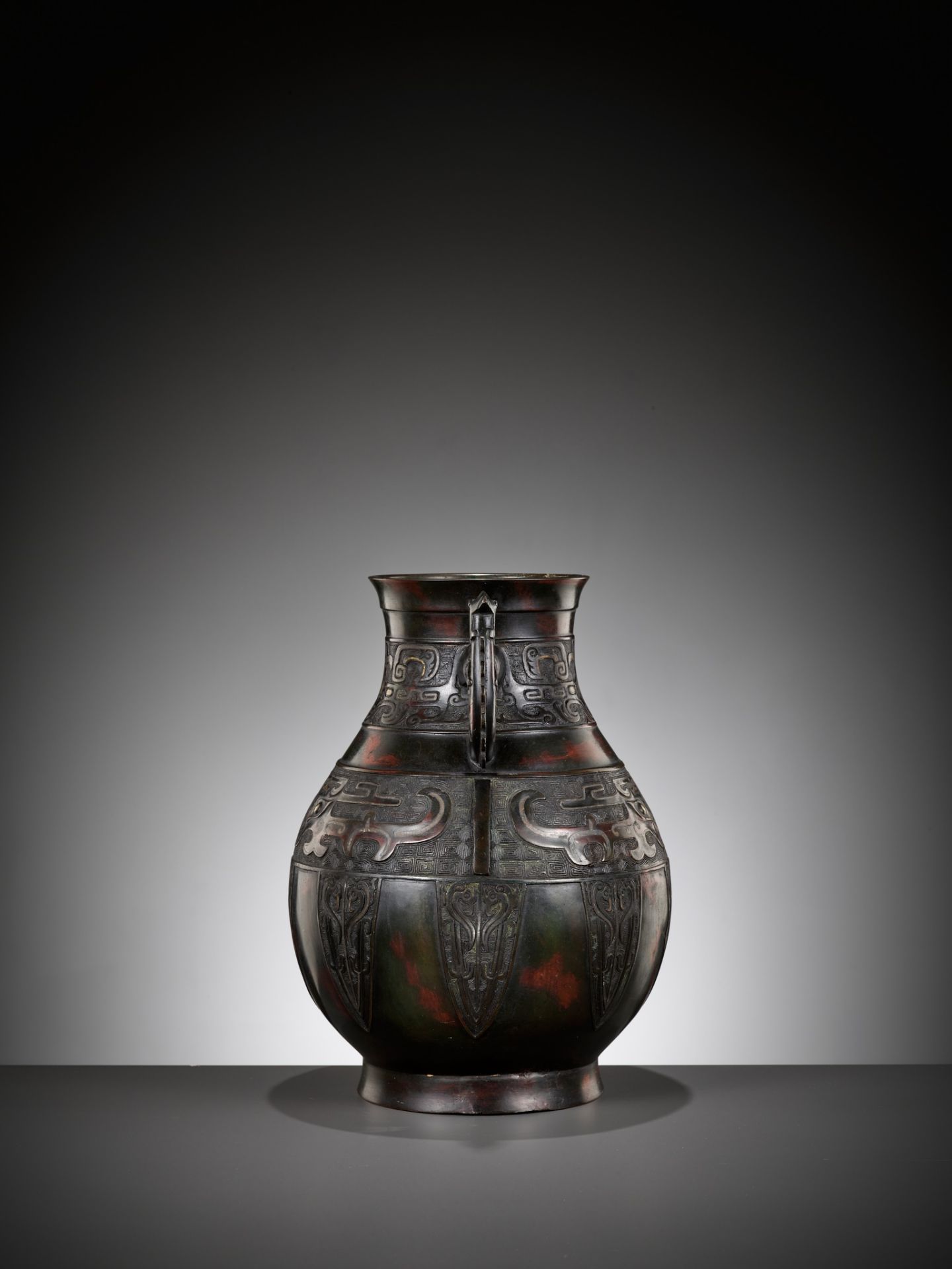 A LARGE ARCHAISTIC GOLD AND SILVER-INLAID BRONZE VASE, HU, QING DYNASTY - Bild 7 aus 14