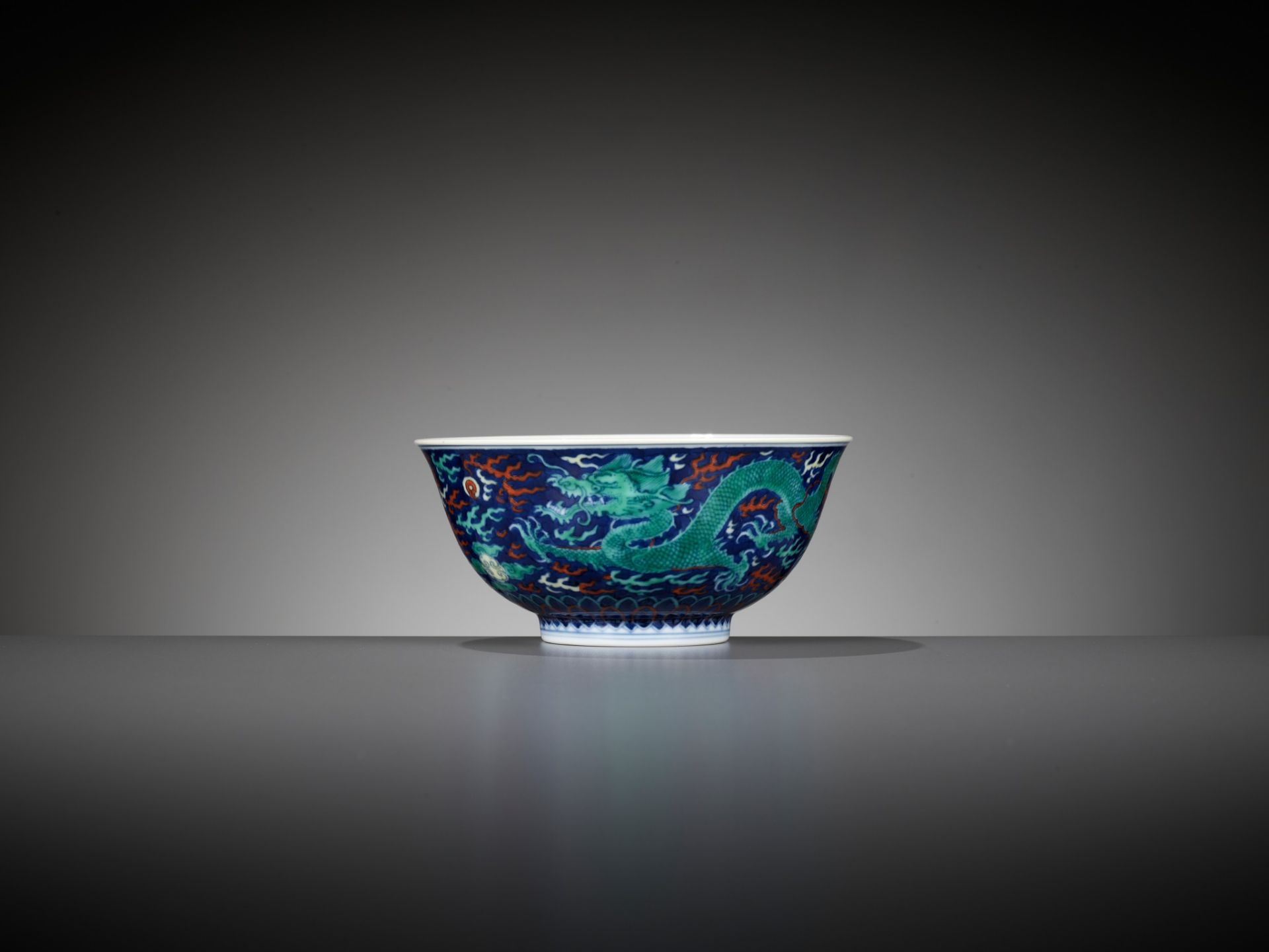 A RARE BLUE-GROUND POLYCHROME-DECORATED 'DRAGON' BOWL, QIANLONG MARK AND PERIOD - Image 8 of 19