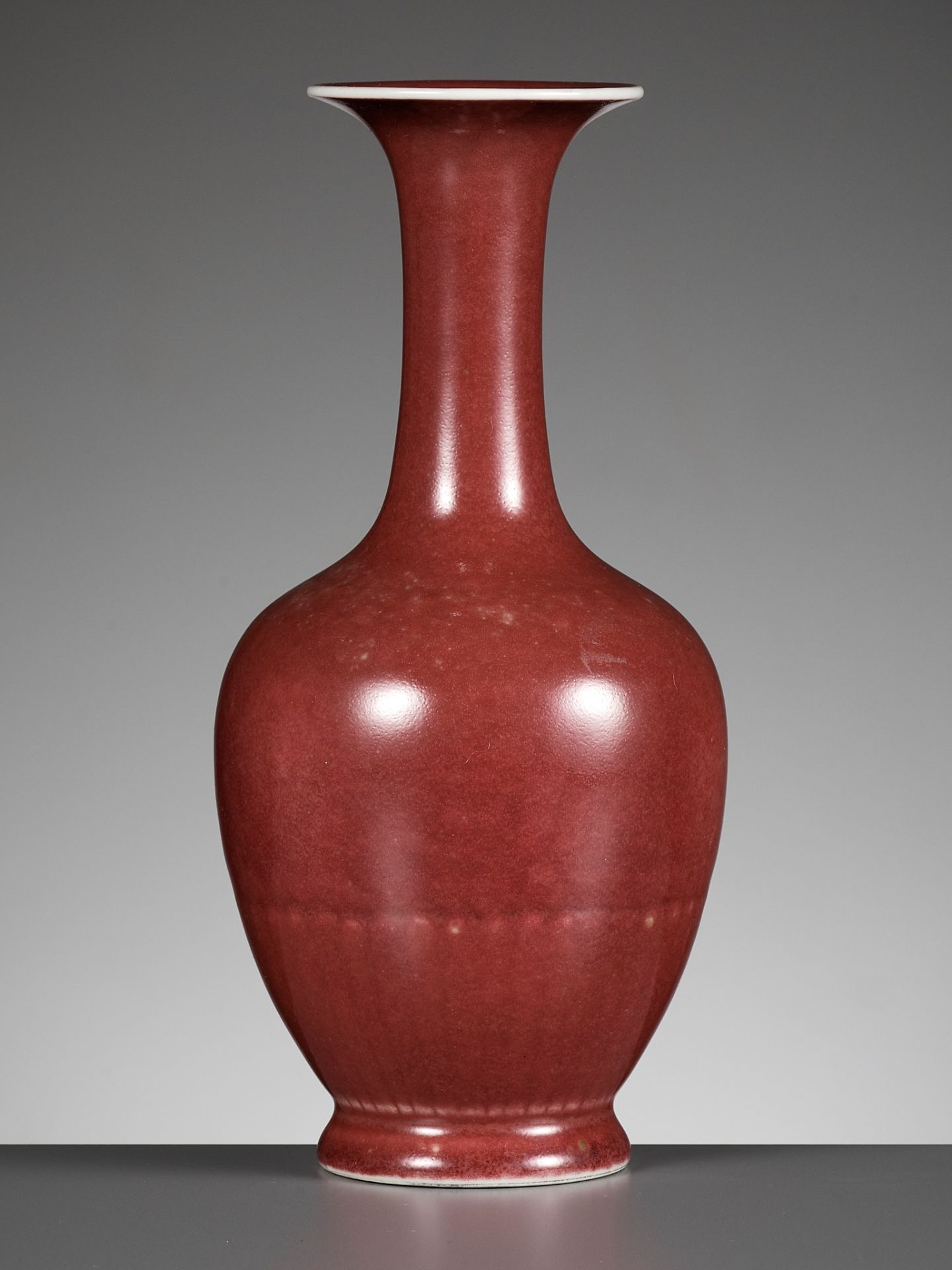 A PEACHBLOOM-GLAZED 'CHRYSANTHEMUM' VASE, JUBAN PING, 19TH CENTURY