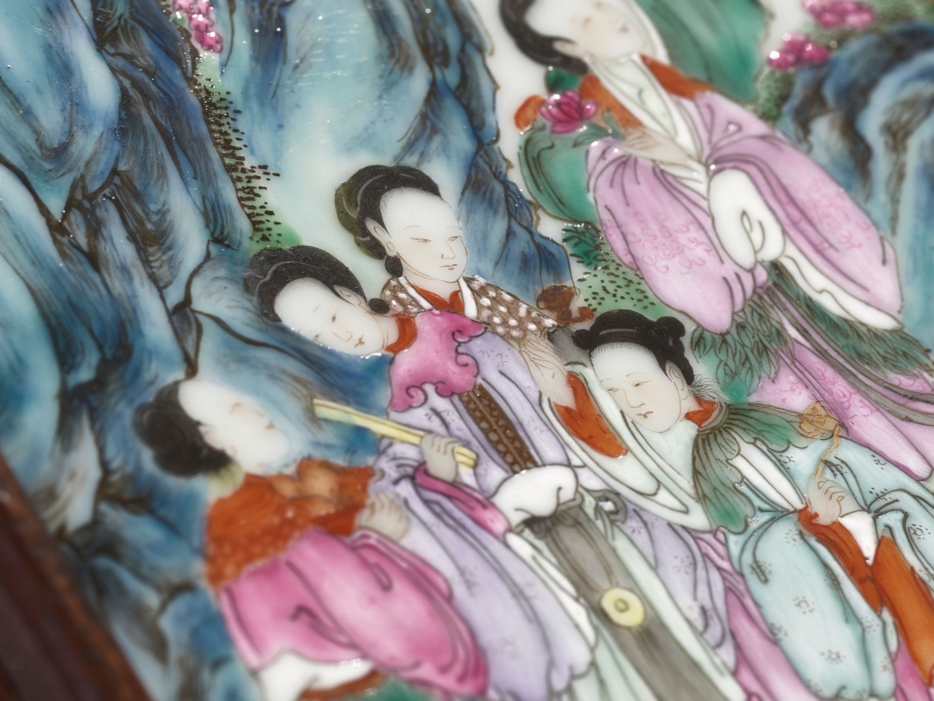 A FINELY PAINTED FAMILLE ROSE 'IMMORTALS' PLAQUE, QIANLONG PERIOD - Image 15 of 16