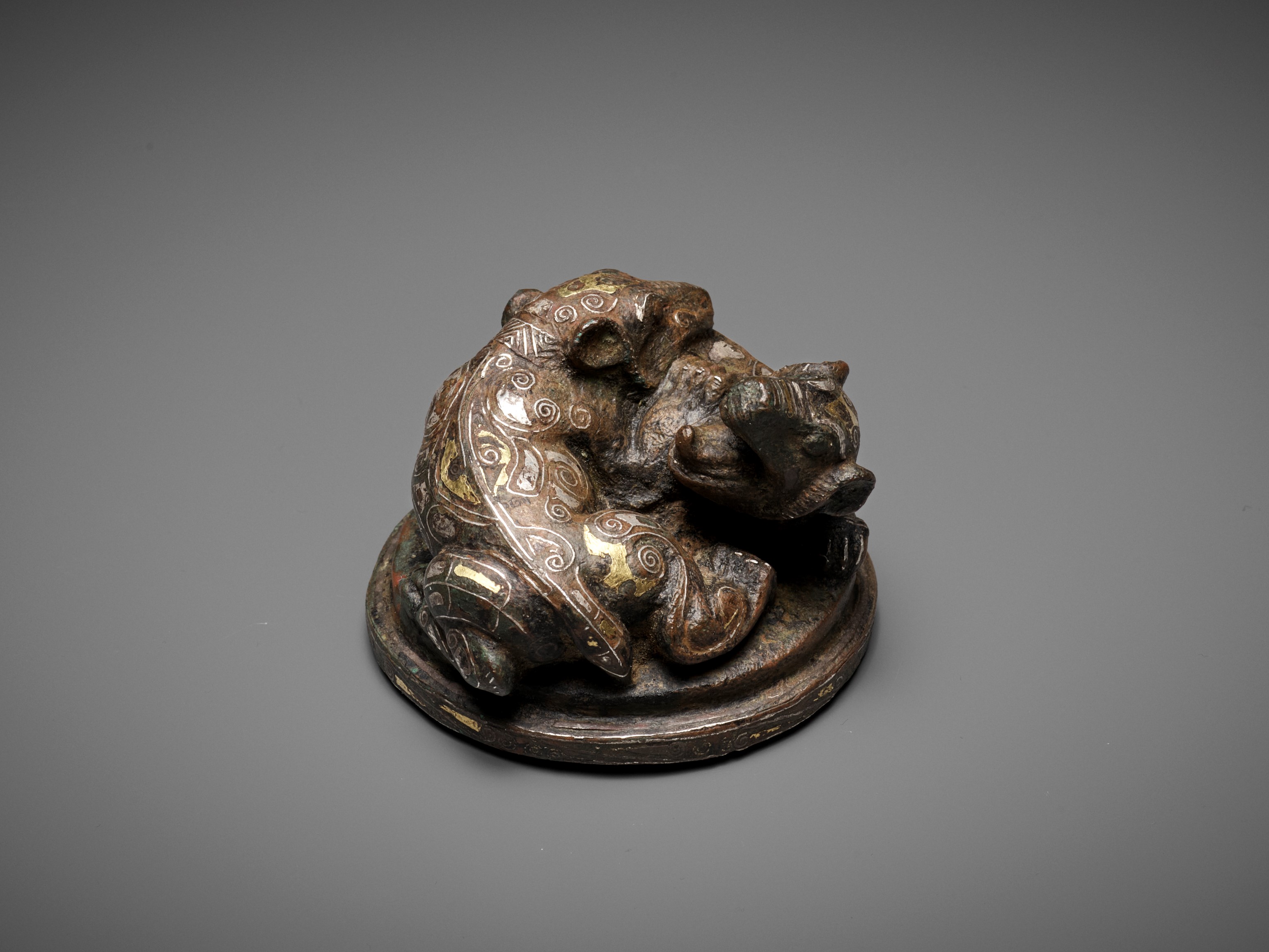 A GOLD AND SILVER-INLAID 'FIGHTING BEARS' BRONZE MAT WEIGHT, WARRING STATES TO HAN DYNASTY - Image 7 of 12