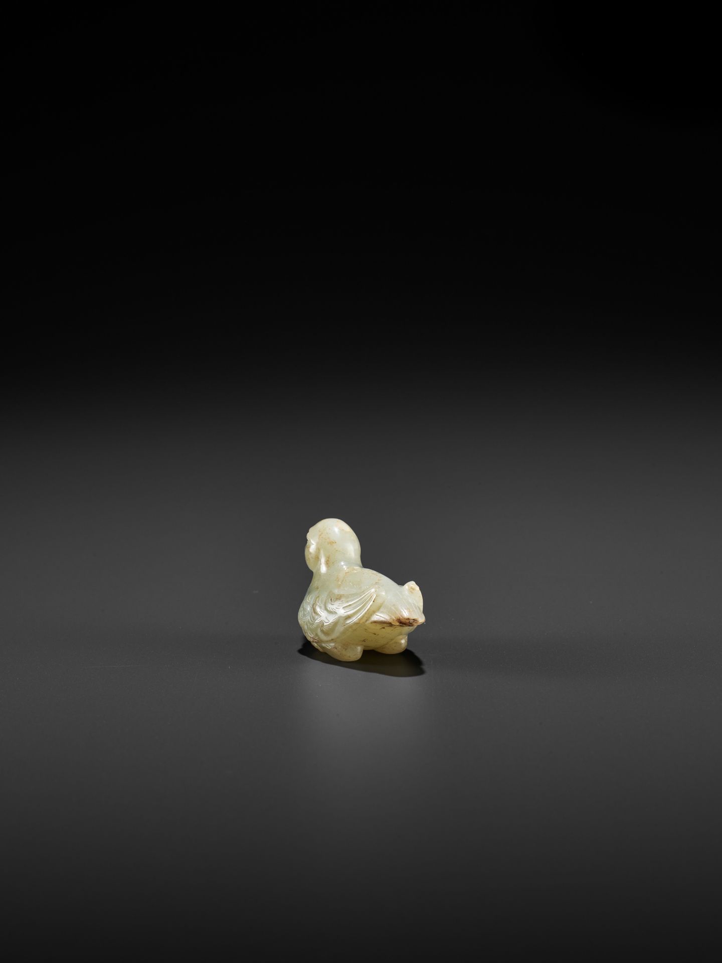 A CELADON JADE 'BIRD' PENDANT - Image 5 of 10