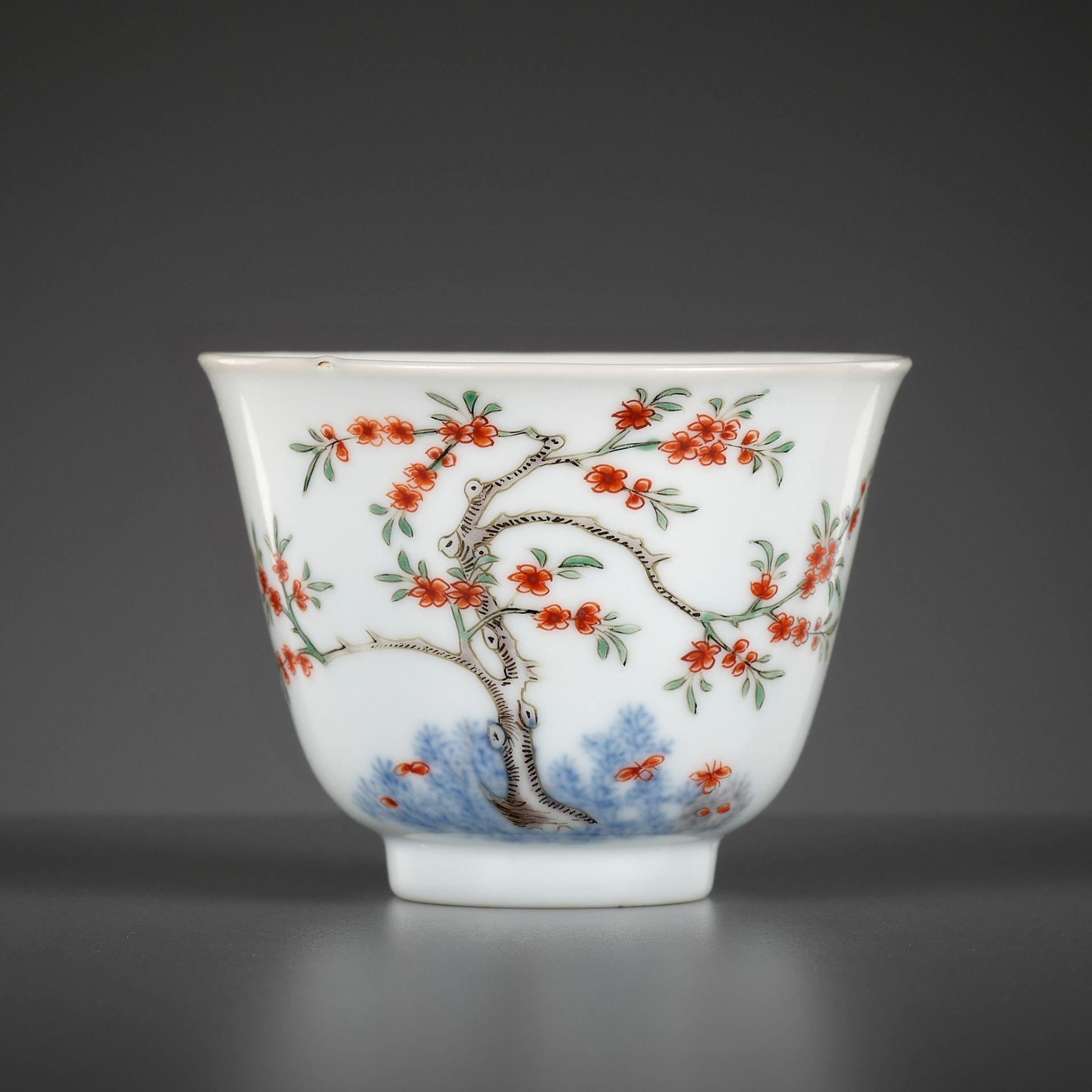 A RARE WUCAI 'MONTH' CUP, KANGXI MARK AND PERIOD