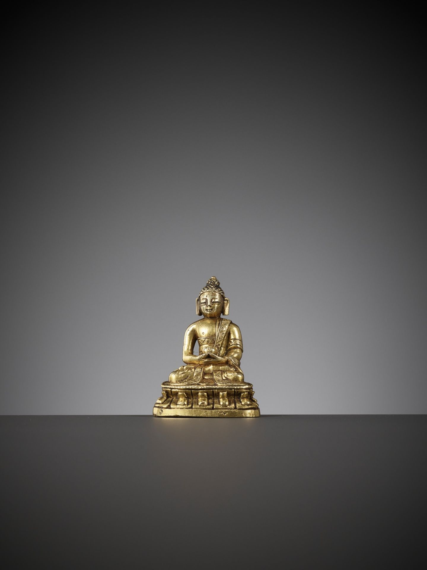 A VERY FINE GILT-BRONZE MINIATURE FIGURE OF BHAISAJYAGURU, QIANLONG PERIOD - Bild 2 aus 10