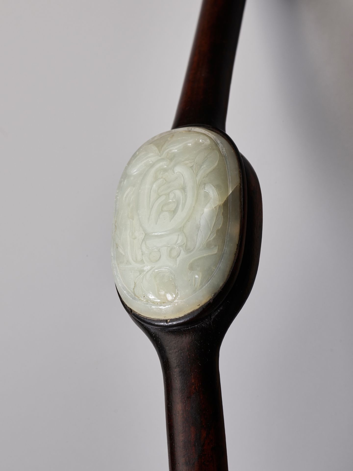 A PALE CELADON JADE-MOUNTED WOOD RUYI SCEPTER, QING DYNASTY - Image 7 of 12