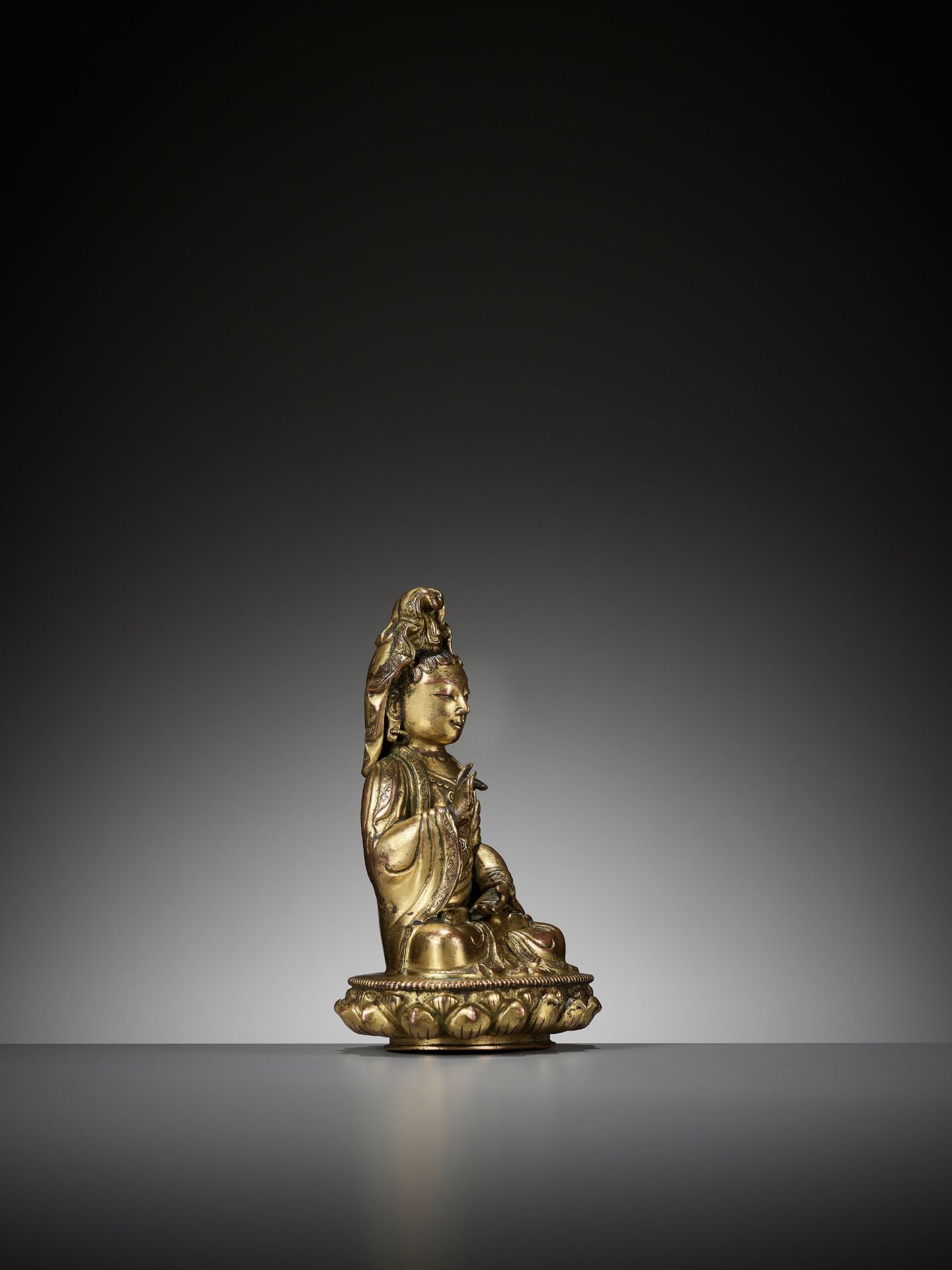 A GILT COPPER ALLOY FIGURE OF GUANYIN, 18TH CENTURY - Bild 8 aus 11