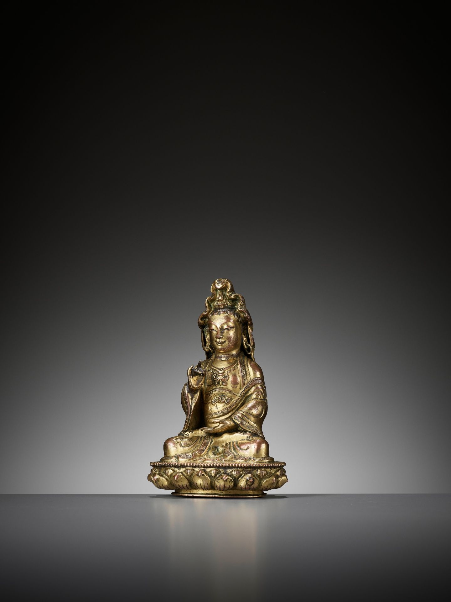 A GILT COPPER ALLOY FIGURE OF GUANYIN, 18TH CENTURY - Bild 3 aus 11