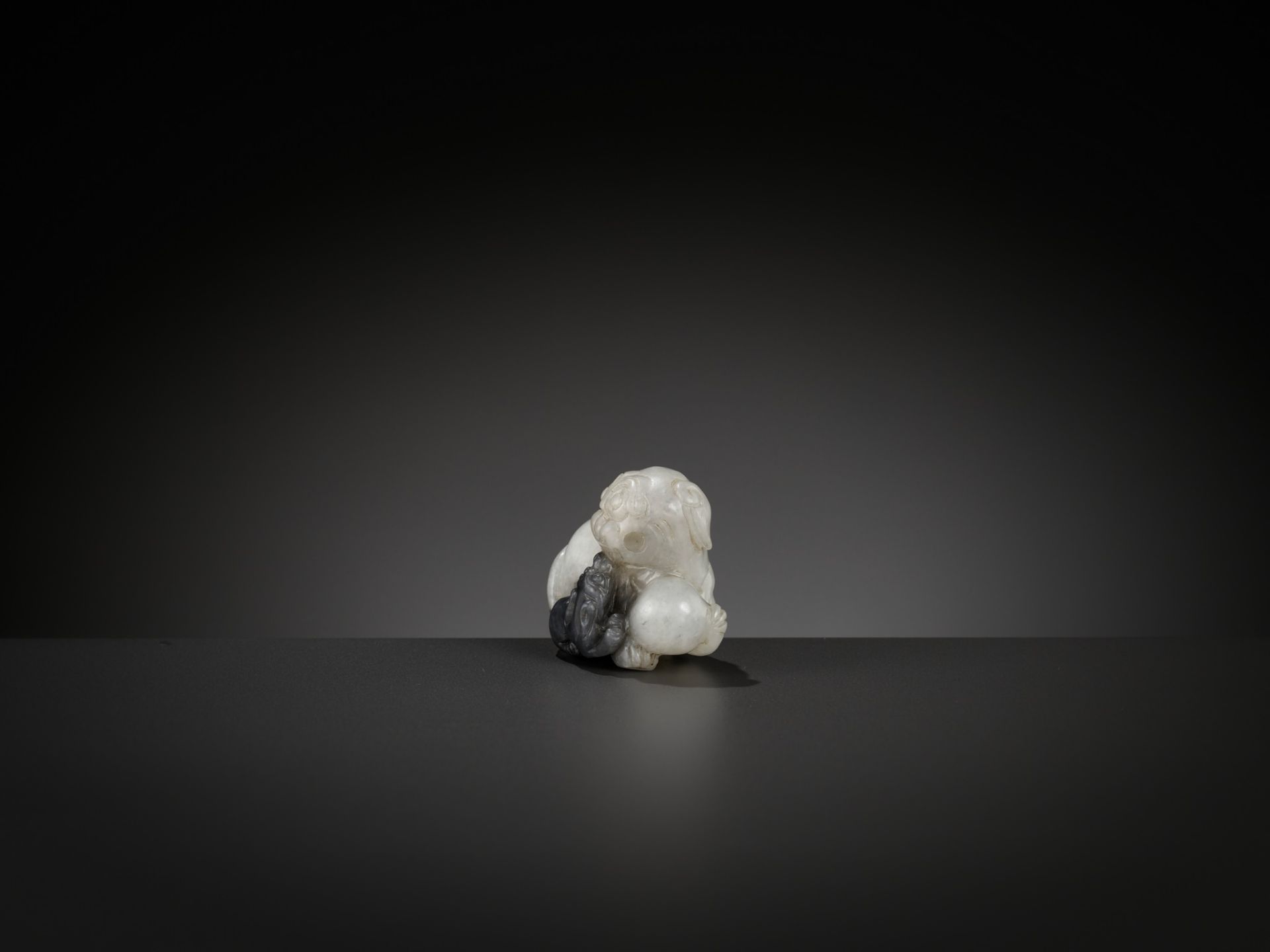 A WHITE AND GRAY JADE GROUP OF A LION AND CUB, LATE MING TO EARLY QING DYNASTY - Image 5 of 9