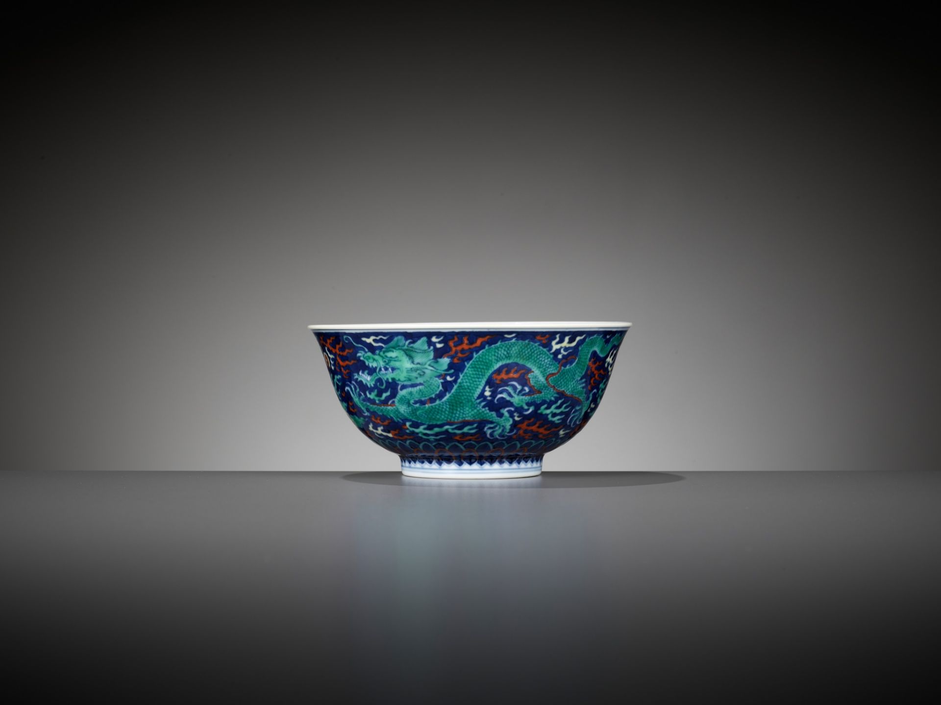 A RARE BLUE-GROUND POLYCHROME-DECORATED 'DRAGON' BOWL, QIANLONG MARK AND PERIOD - Image 11 of 19