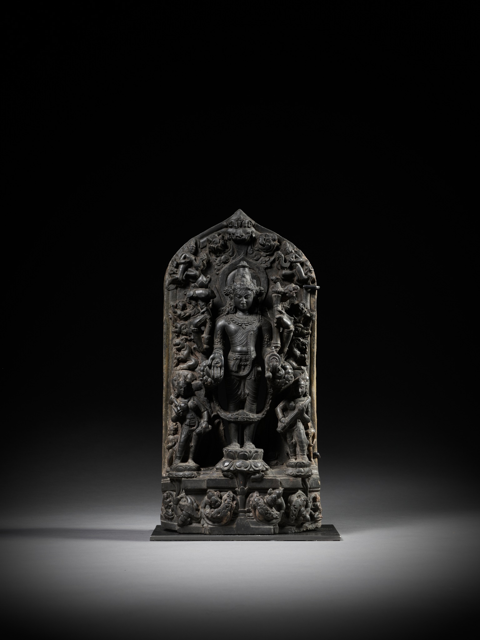 A MASSIVE BLACK STONE TRINITY STELE DEPICTING VISHNU, SARASVATI AND LAKSHMI, PALA PERIOD - Image 2 of 12