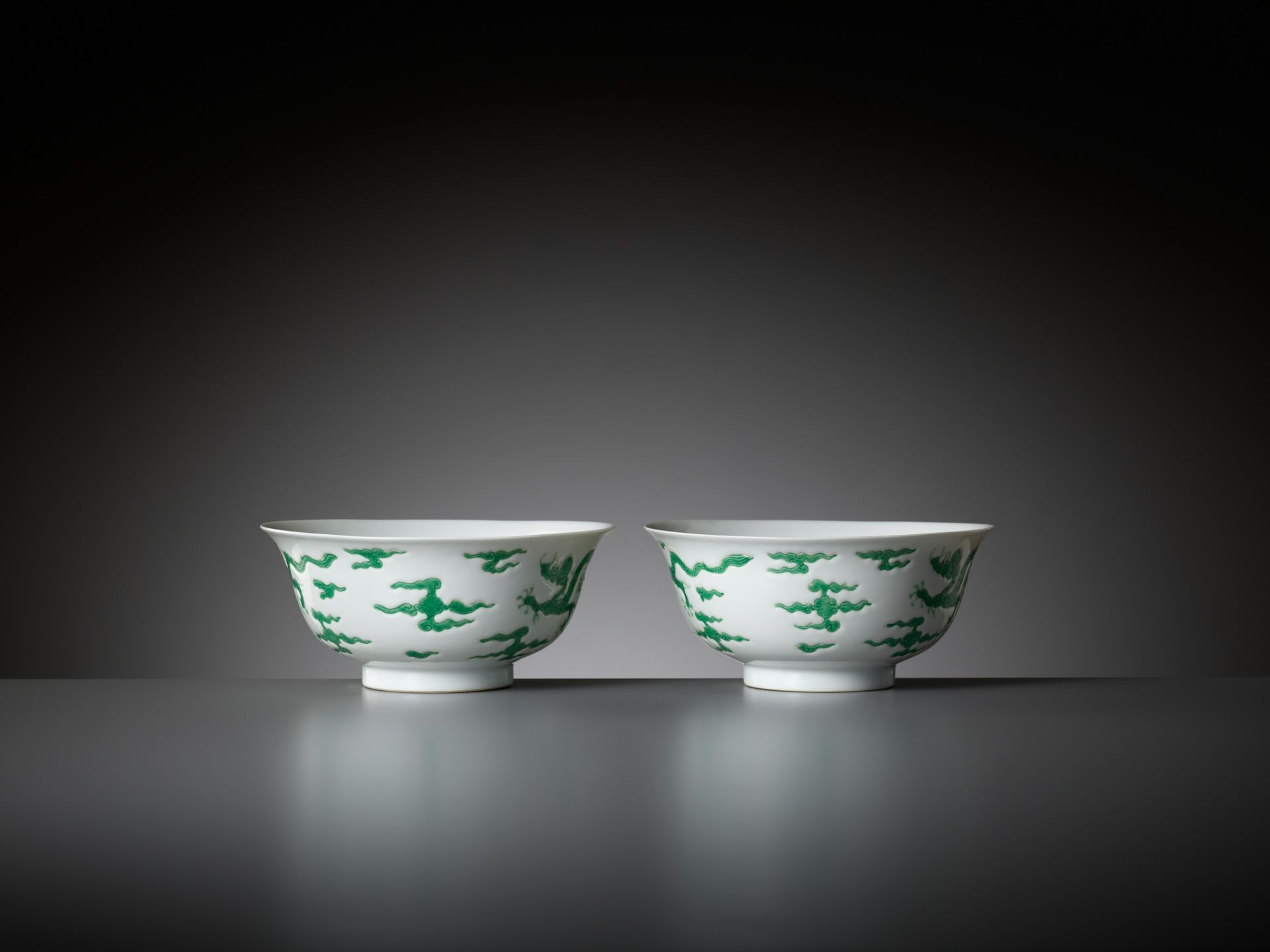 A RARE PAIR OF MING-STYLE GREEN-ENAMELED 'DRAGON' BOWLS, KANGXI PERIOD - Image 13 of 18