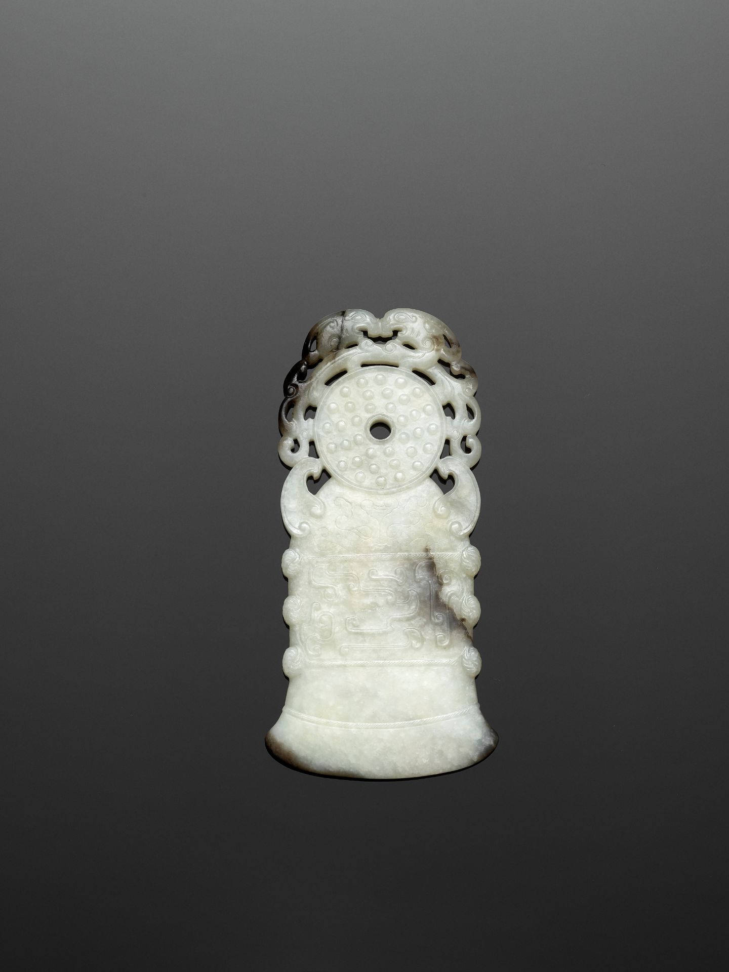 A BLACK AND WHITE JADE 'ARCHAISTIC' AXE-FORM OPENWORK PENDANT, 18TH CENTURY - Bild 3 aus 9