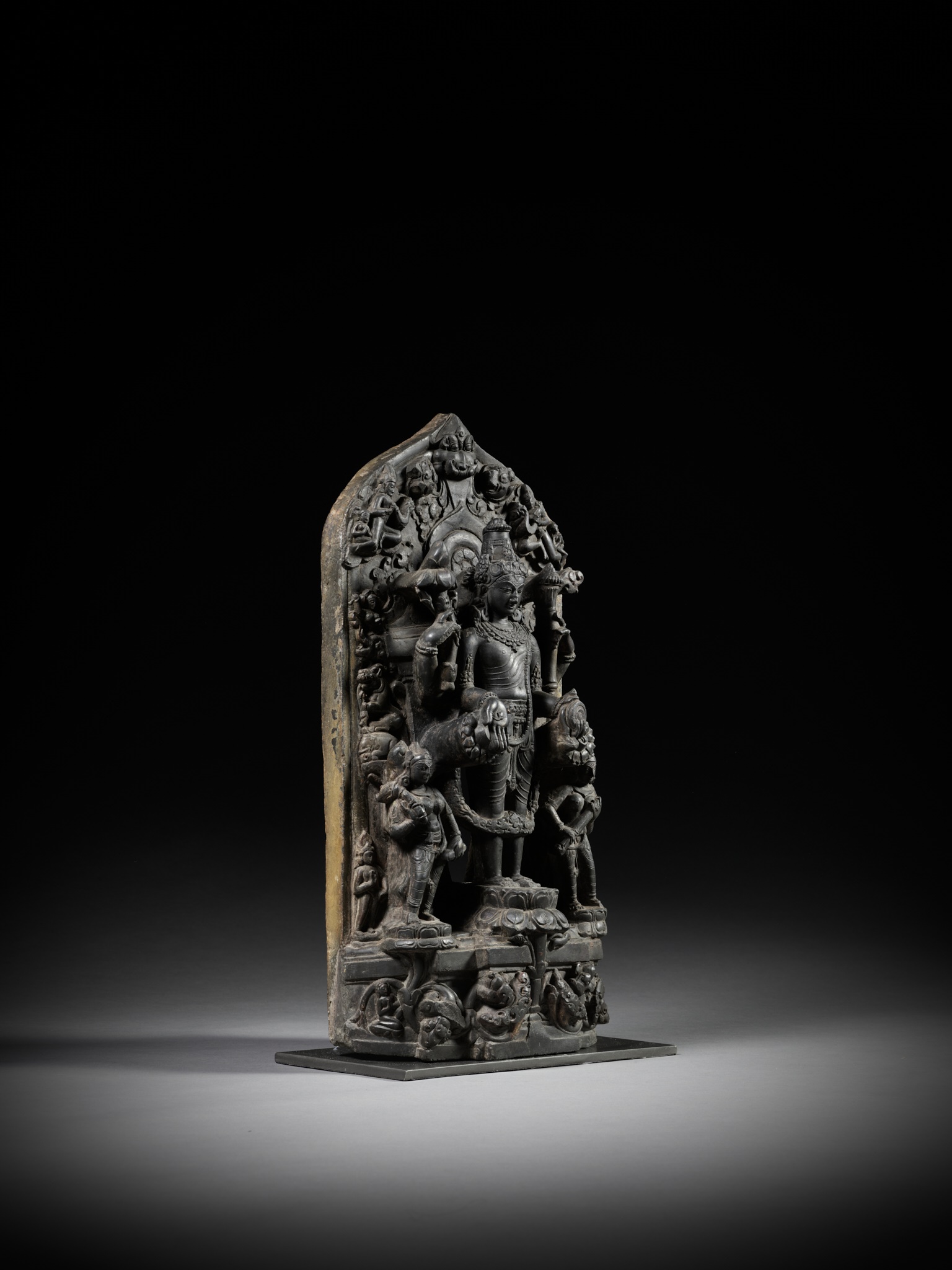 A MASSIVE BLACK STONE TRINITY STELE DEPICTING VISHNU, SARASVATI AND LAKSHMI, PALA PERIOD - Image 10 of 12