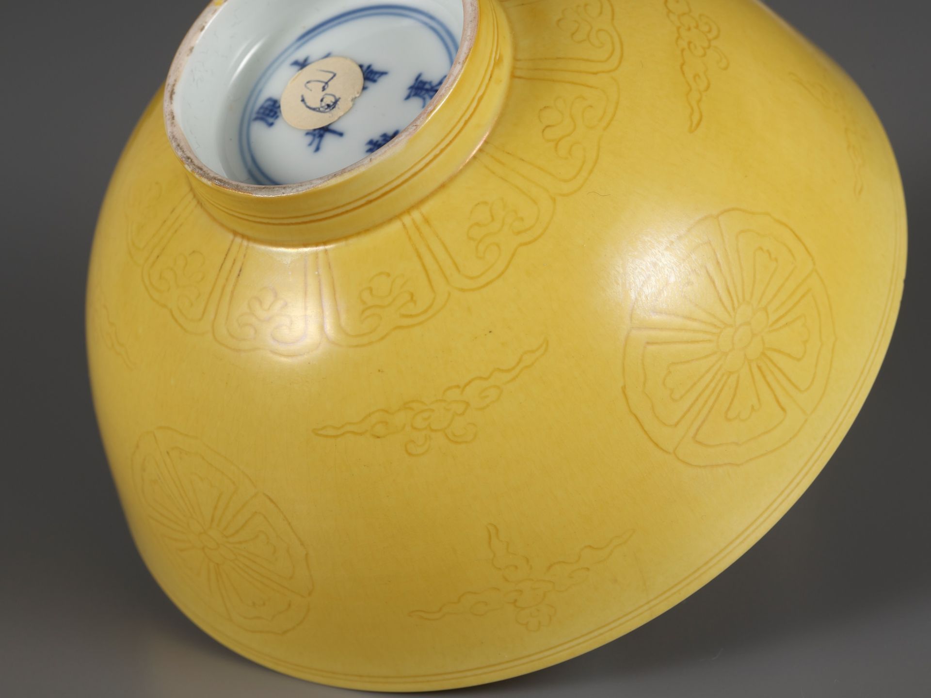 AN EXCEEDINGLY RARE PAIR OF INCISED YELLOW-GLAZED 'FLORAL MEDALLION' BOWLS, KANGXI MARKS AND PERIOD - Image 13 of 26