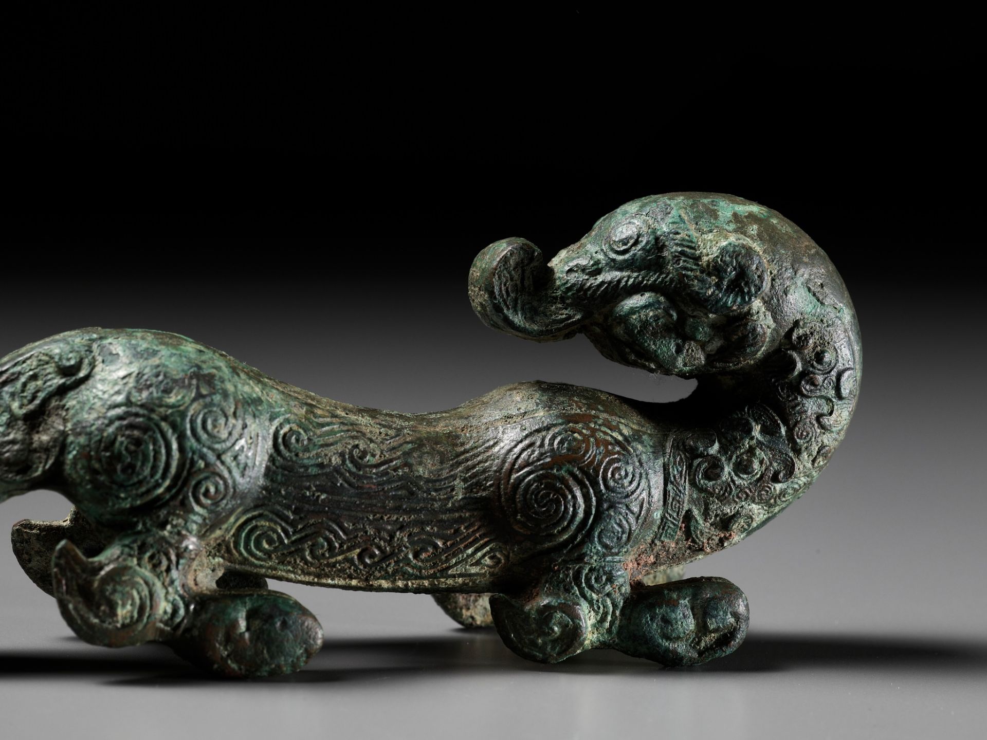 A SUPERB BRONZE FIGURE OF A DRAGON, EASTERN ZHOU DYNASTY, CHINA, 770-256 BC - Bild 23 aus 25