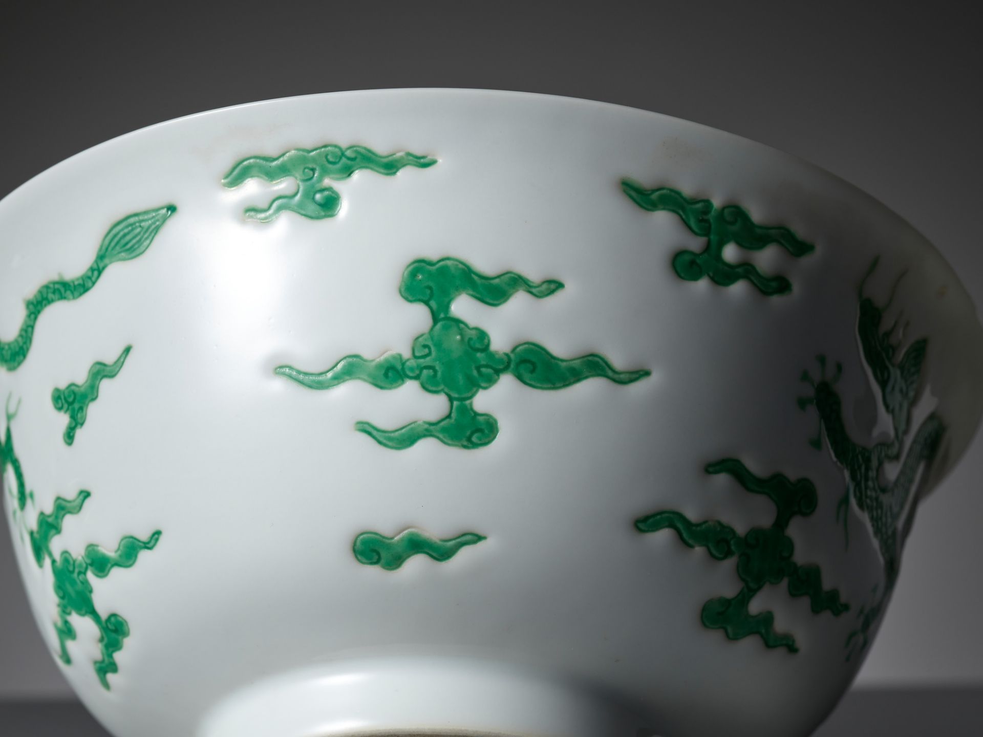 A RARE PAIR OF MING-STYLE GREEN-ENAMELED 'DRAGON' BOWLS, KANGXI PERIOD - Image 17 of 18