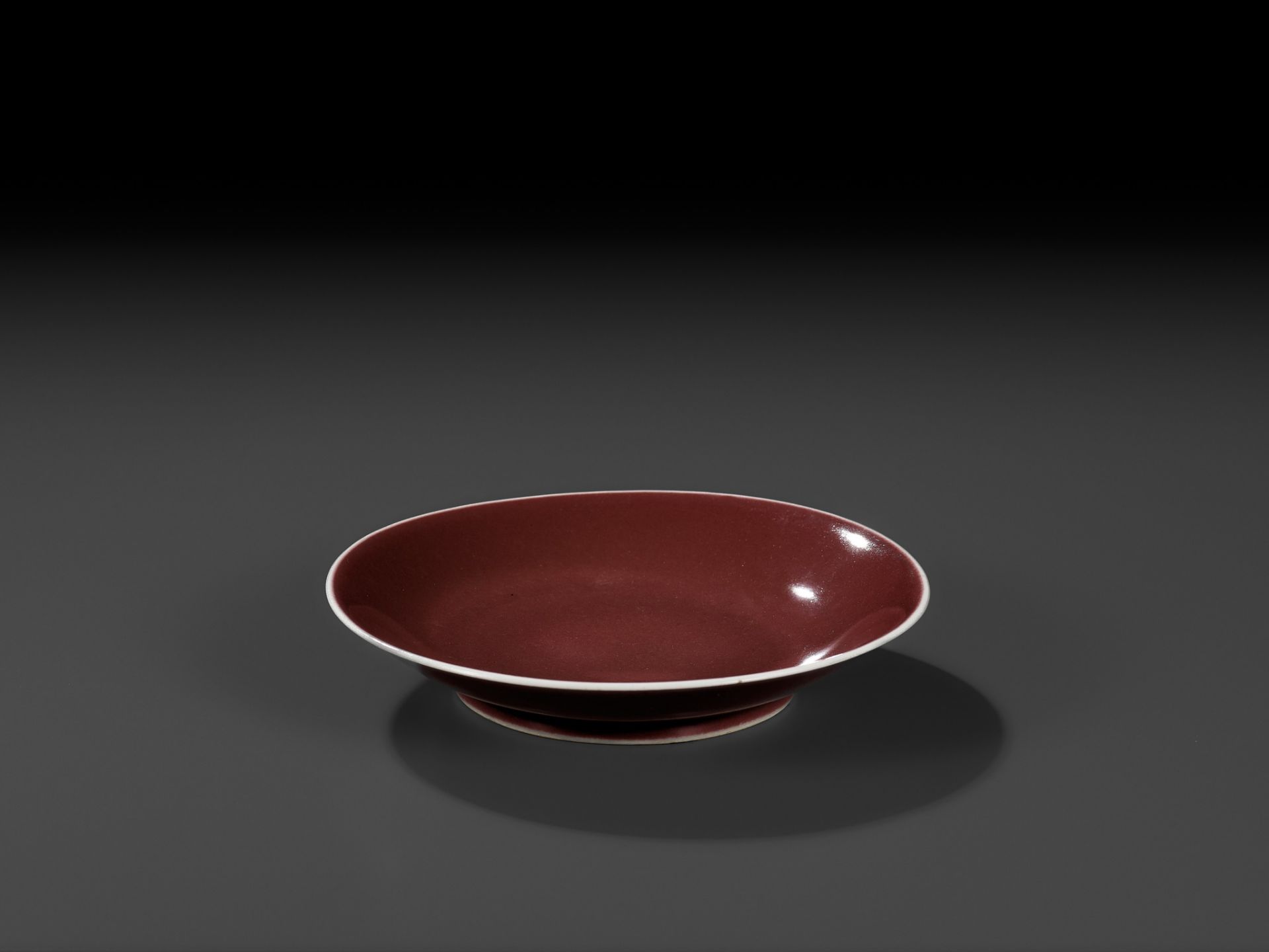 A COPPER-RED GLAZED DISH, QIANLONG MARK AND PERIOD - Bild 8 aus 10