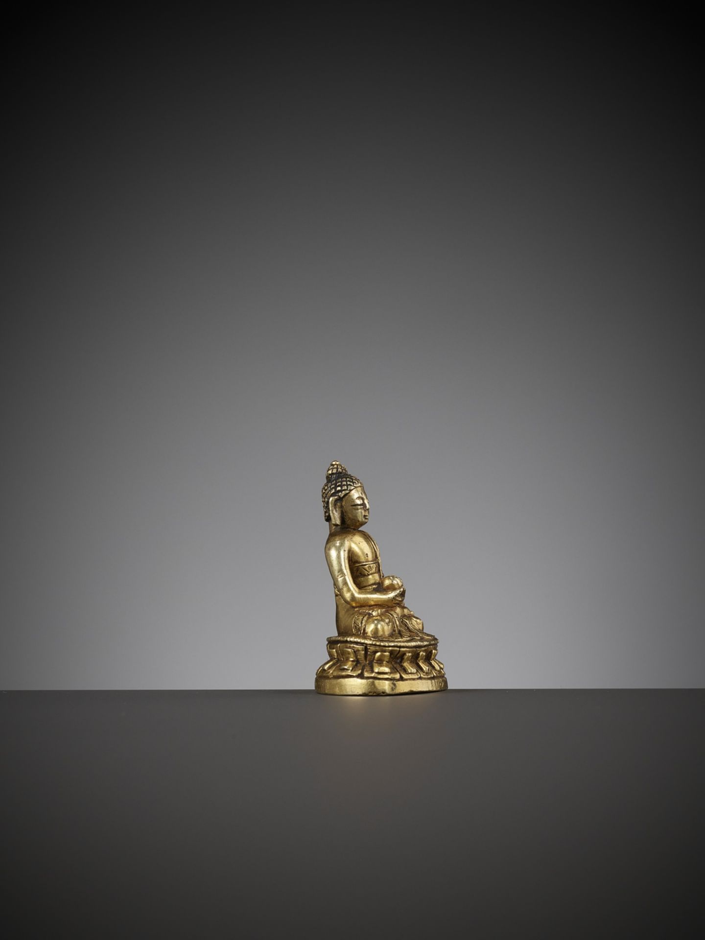 A VERY FINE GILT-BRONZE MINIATURE FIGURE OF BHAISAJYAGURU, QIANLONG PERIOD - Bild 7 aus 10