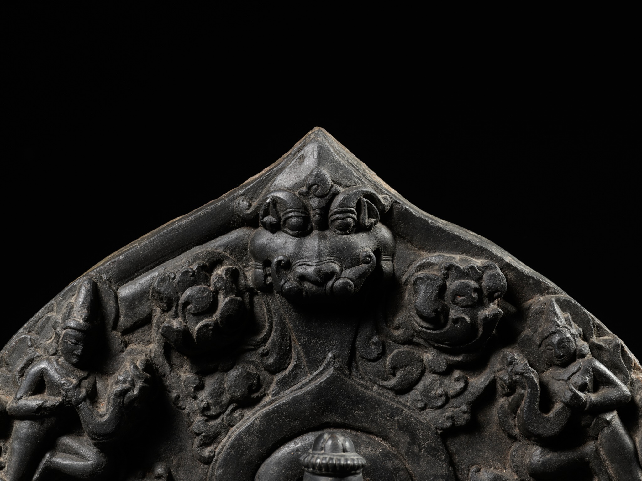 A MASSIVE BLACK STONE TRINITY STELE DEPICTING VISHNU, SARASVATI AND LAKSHMI, PALA PERIOD - Image 3 of 12