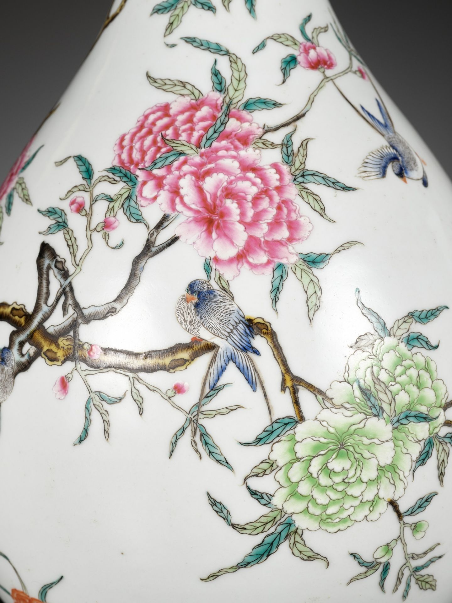 A VERY FINE FAMILLE ROSE 'BIRDS AND FLOWERS' PEAR-SHAPED VASE, YUHUCHUNPING, REPUBLIC PERIOD - Image 3 of 17