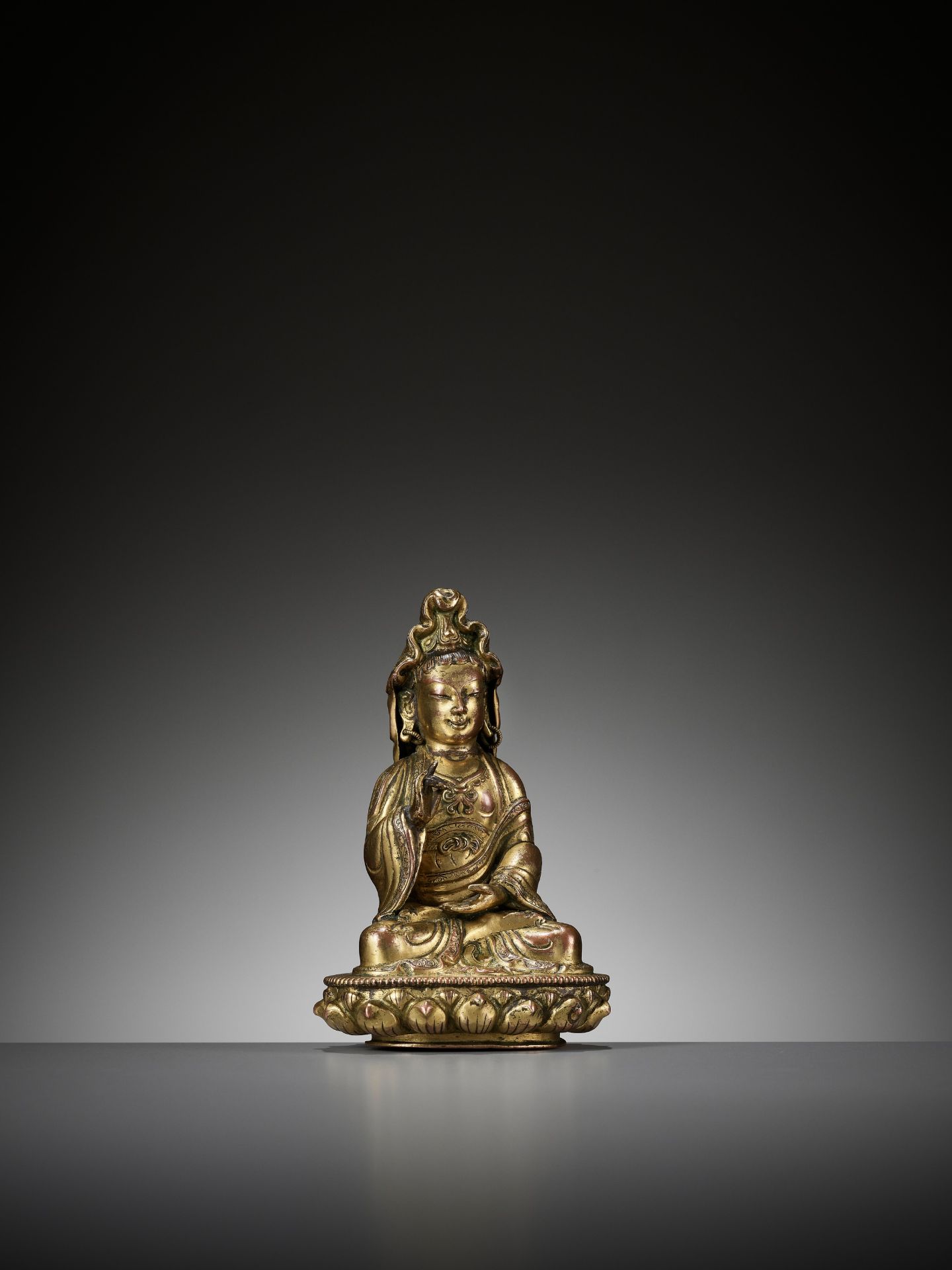 A GILT COPPER ALLOY FIGURE OF GUANYIN, 18TH CENTURY - Bild 6 aus 11