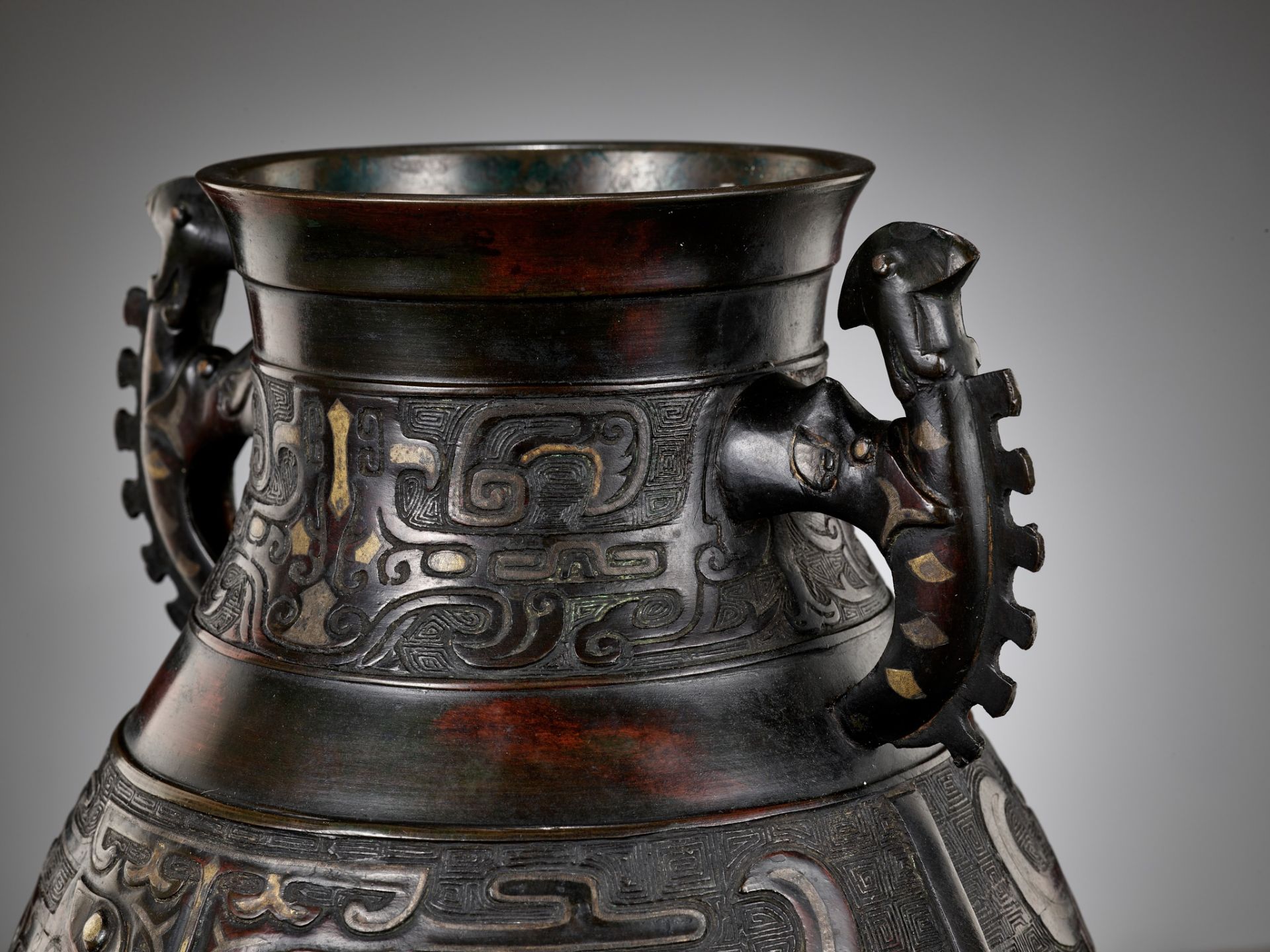 A LARGE ARCHAISTIC GOLD AND SILVER-INLAID BRONZE VASE, HU, QING DYNASTY - Image 12 of 14