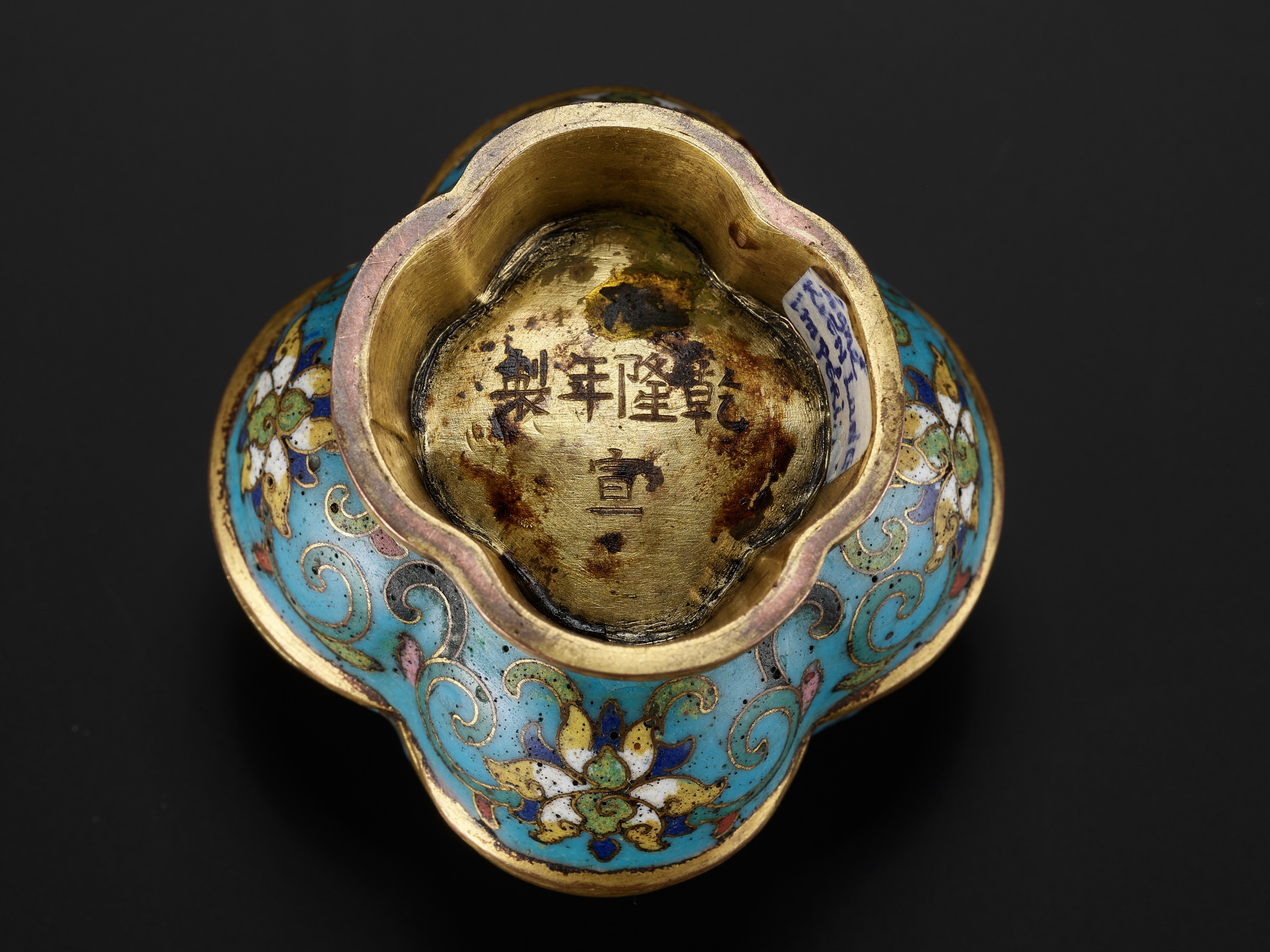 AN EXTREMELY RARE CLOISONNE ENAMEL QUADRILOBED BOX AND COVER, QIANLONG MARK AND OF THE PERIOD - Image 3 of 21