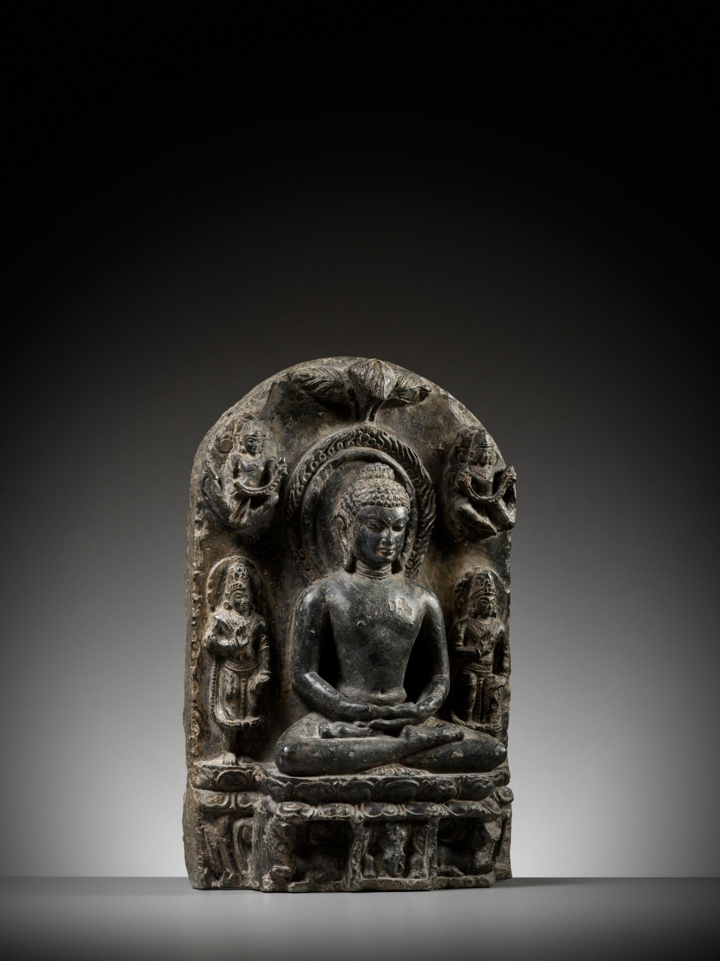 A BLACK STONE STELE DEPICTING BUDDHA, PALA EMPIRE - Bild 10 aus 11