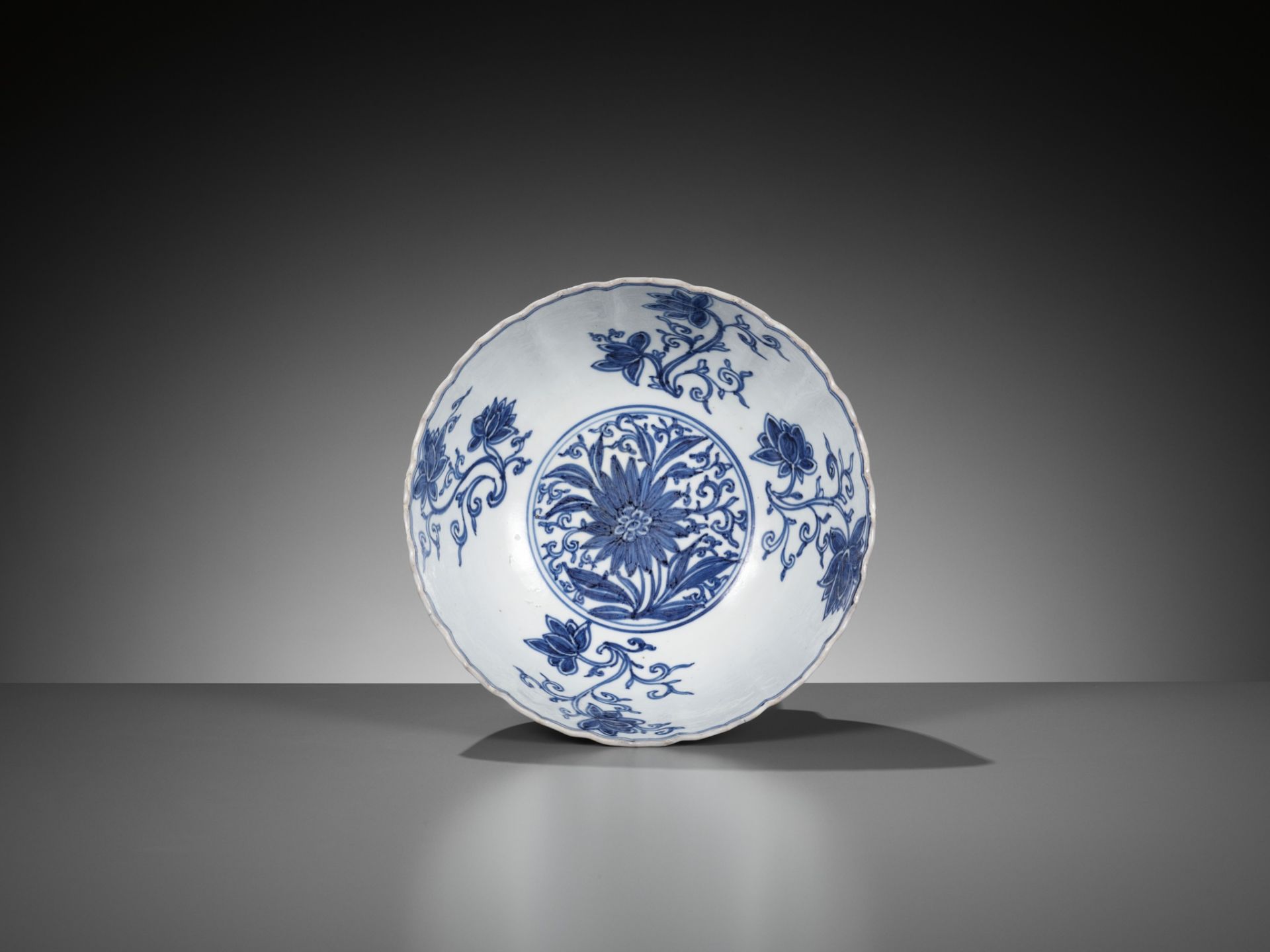 A BLUE AND WHITE 'ASTER' BOWL, KANGXI PERIOD - Image 3 of 10