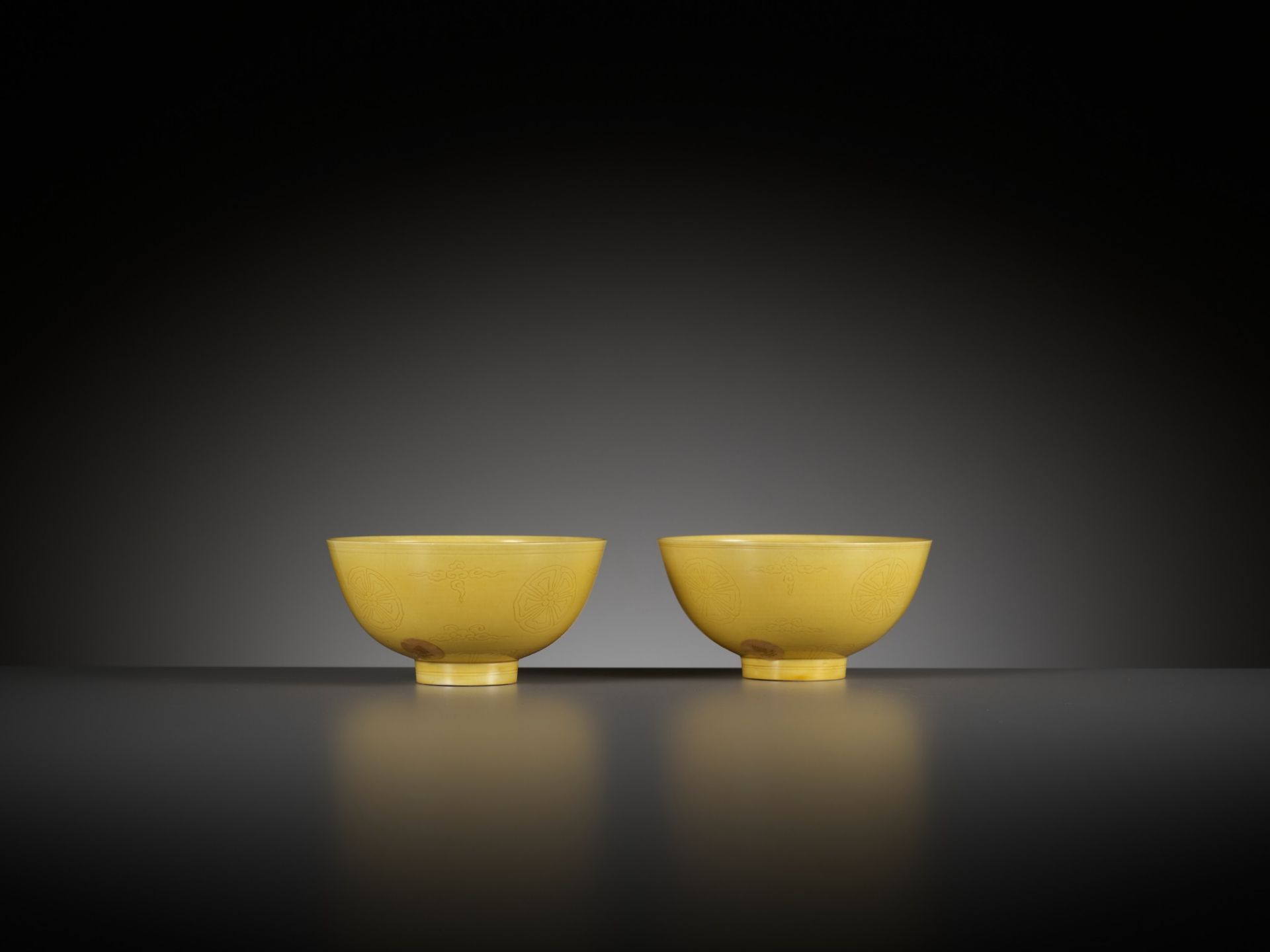 AN EXCEEDINGLY RARE PAIR OF INCISED YELLOW-GLAZED 'FLORAL MEDALLION' BOWLS, KANGXI MARKS AND PERIOD - Image 17 of 26