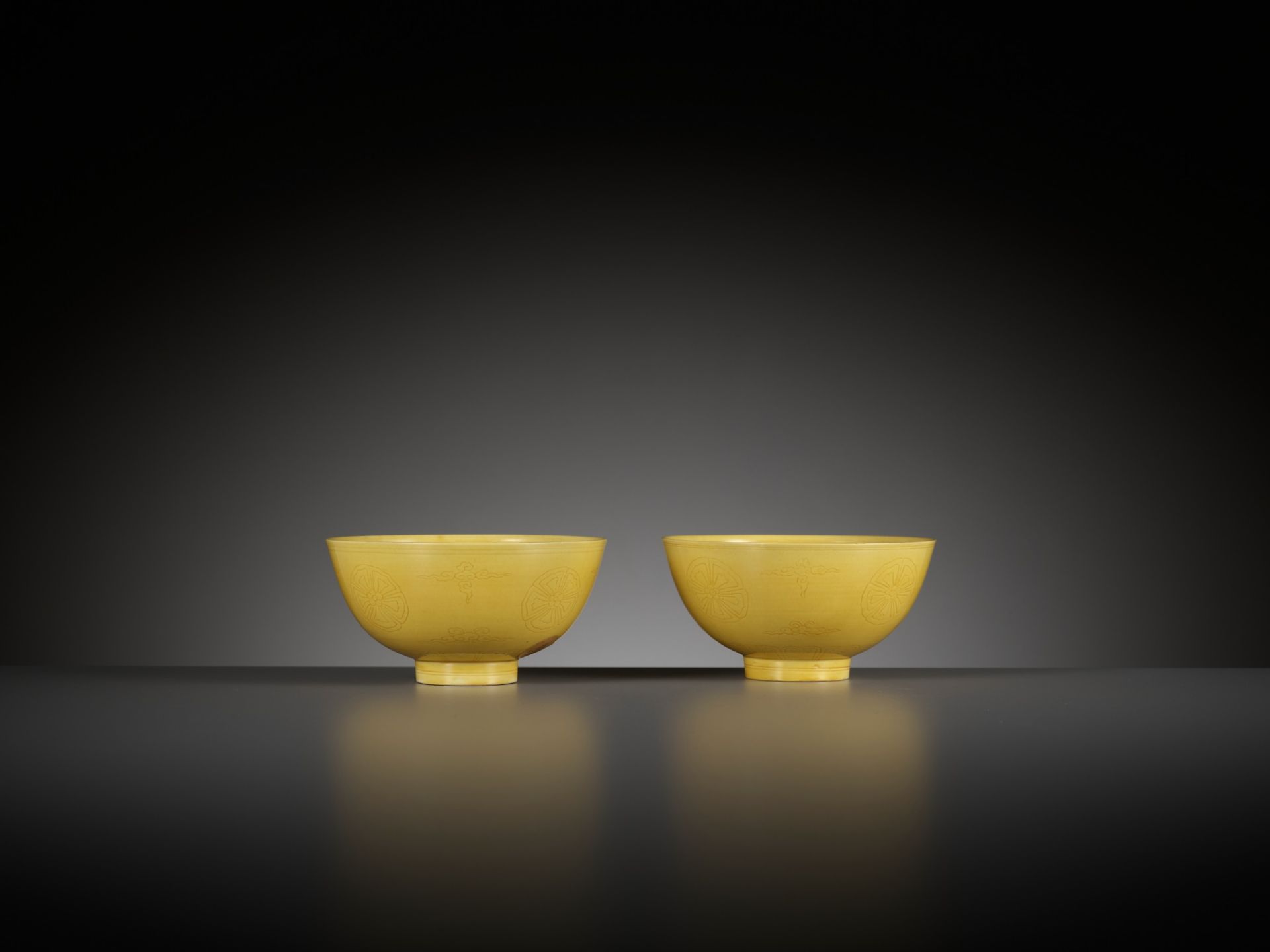 AN EXCEEDINGLY RARE PAIR OF INCISED YELLOW-GLAZED 'FLORAL MEDALLION' BOWLS, KANGXI MARKS AND PERIOD - Image 19 of 26