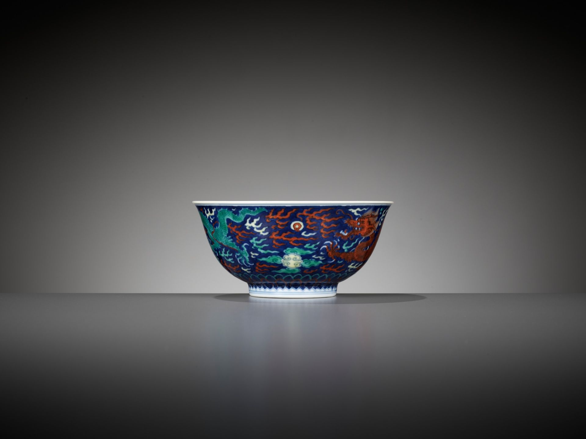 A RARE BLUE-GROUND POLYCHROME-DECORATED 'DRAGON' BOWL, QIANLONG MARK AND PERIOD - Image 13 of 19