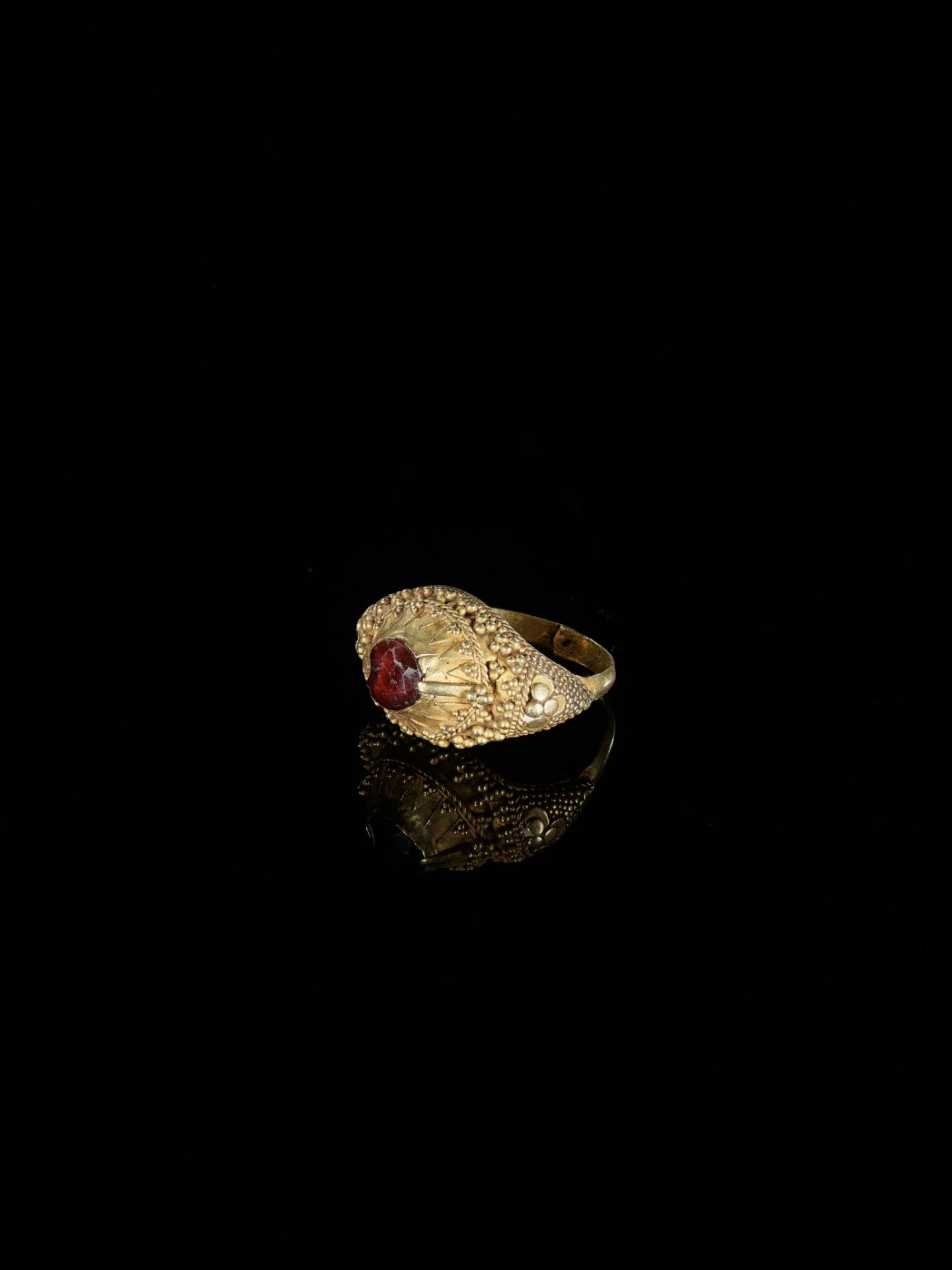 A GARNET-SET GOLD 'FLORAL' PRIEST'S RING - Bild 2 aus 6