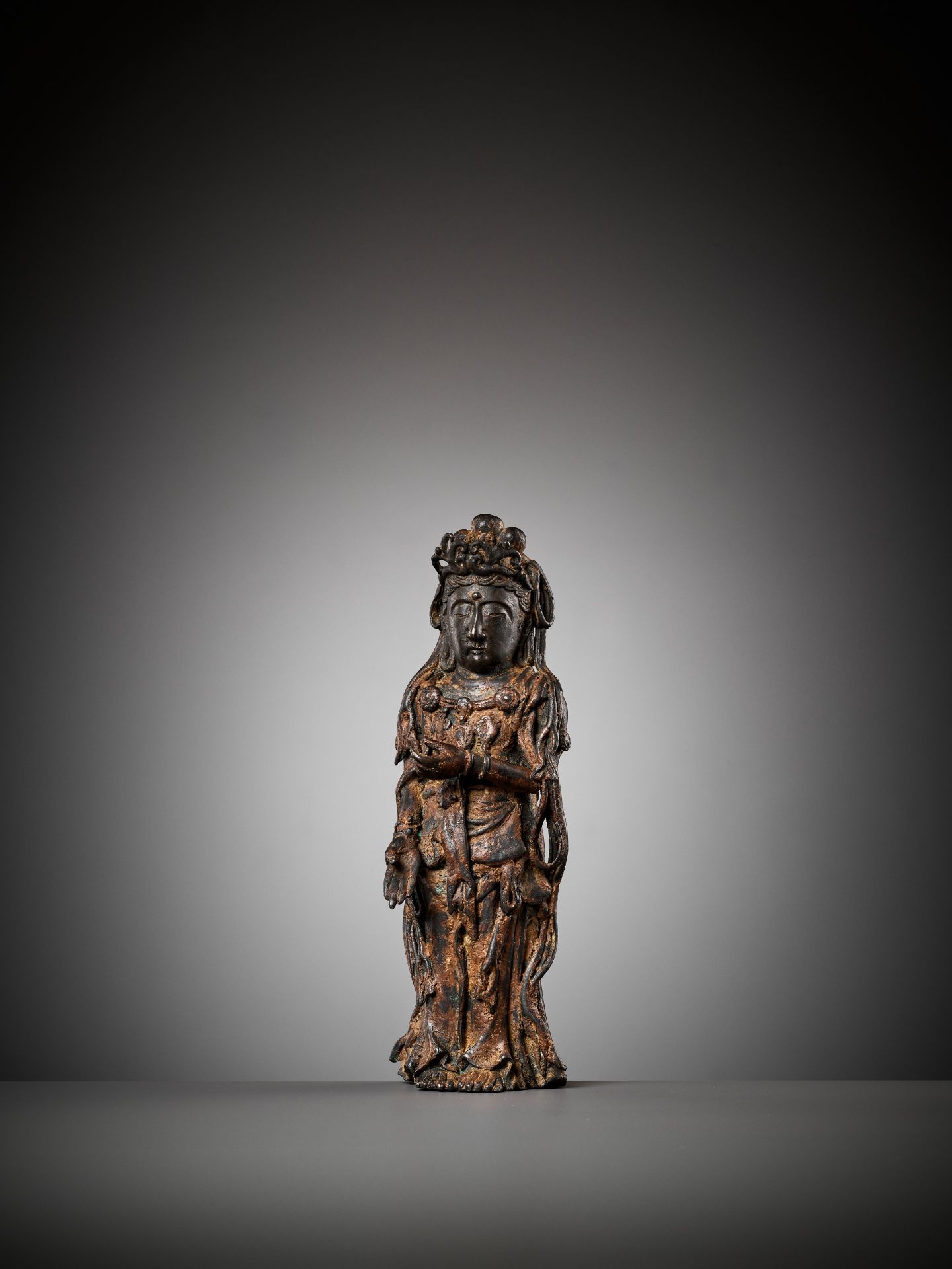 AN EXCEEDINGLY RARE BRONZE FIGURE OF GUANYIN, DALI KINGDOM, 12TH – MID-13TH CENTURY - Bild 15 aus 20
