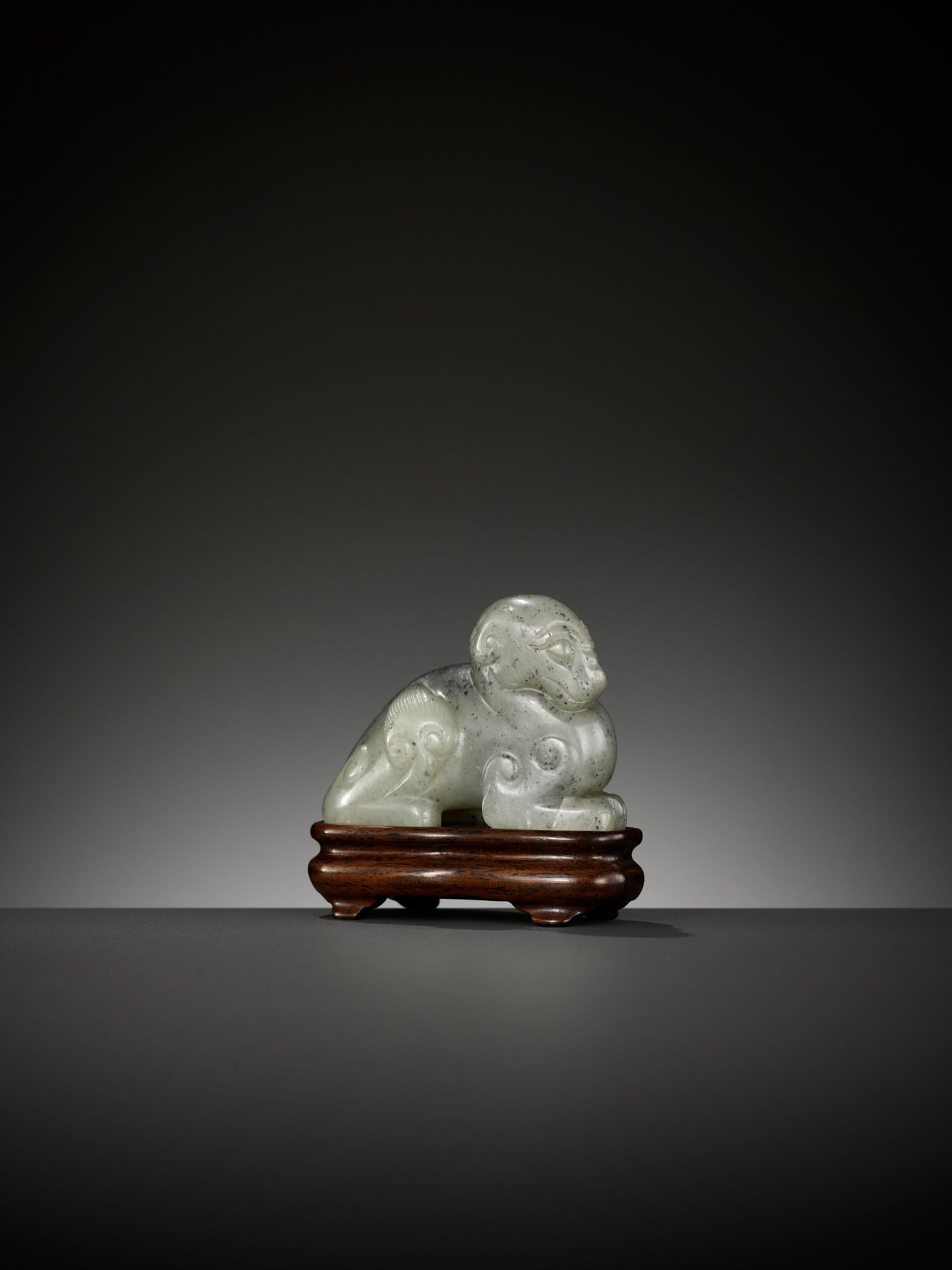 A GRAY JADE FIGURE OF A MYTHICAL BEAST, 17TH CENTURY - Image 2 of 13