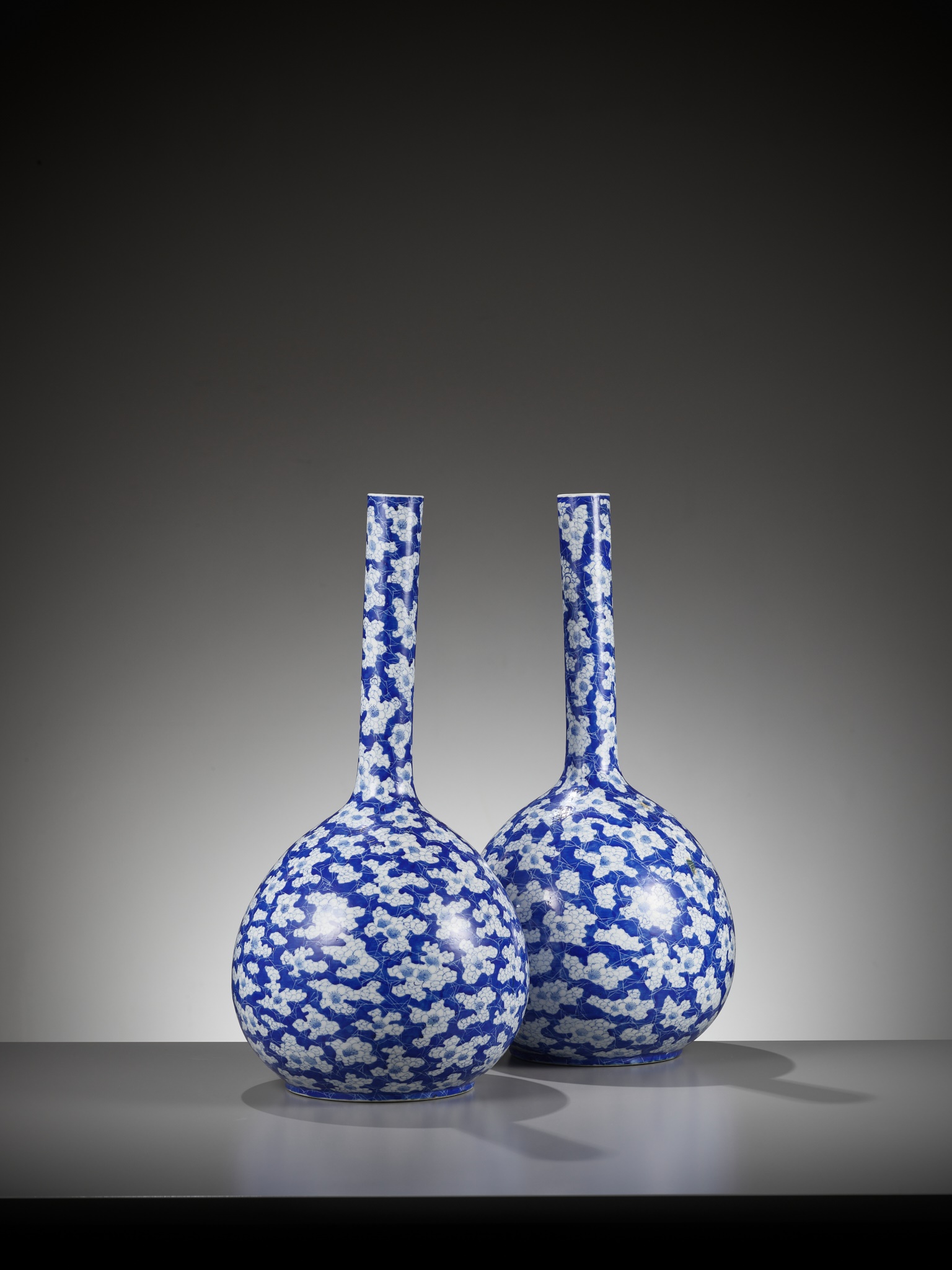 A PAIR OF BLUE AND WHITE 'ICE CRACK AND PRUNUS' BOTTLE VASES, 19TH CENTURY - Image 11 of 14