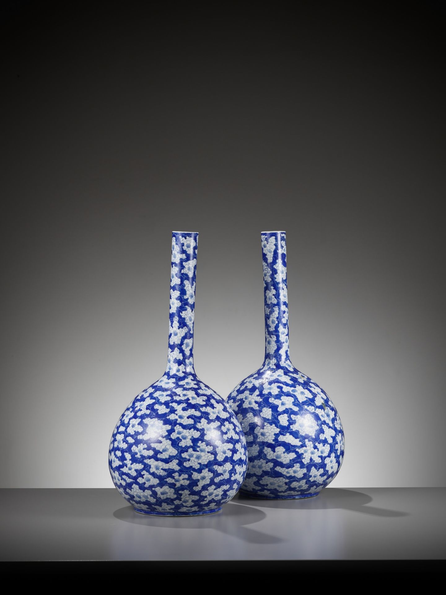 A PAIR OF BLUE AND WHITE 'ICE CRACK AND PRUNUS' BOTTLE VASES, 19TH CENTURY - Bild 11 aus 14