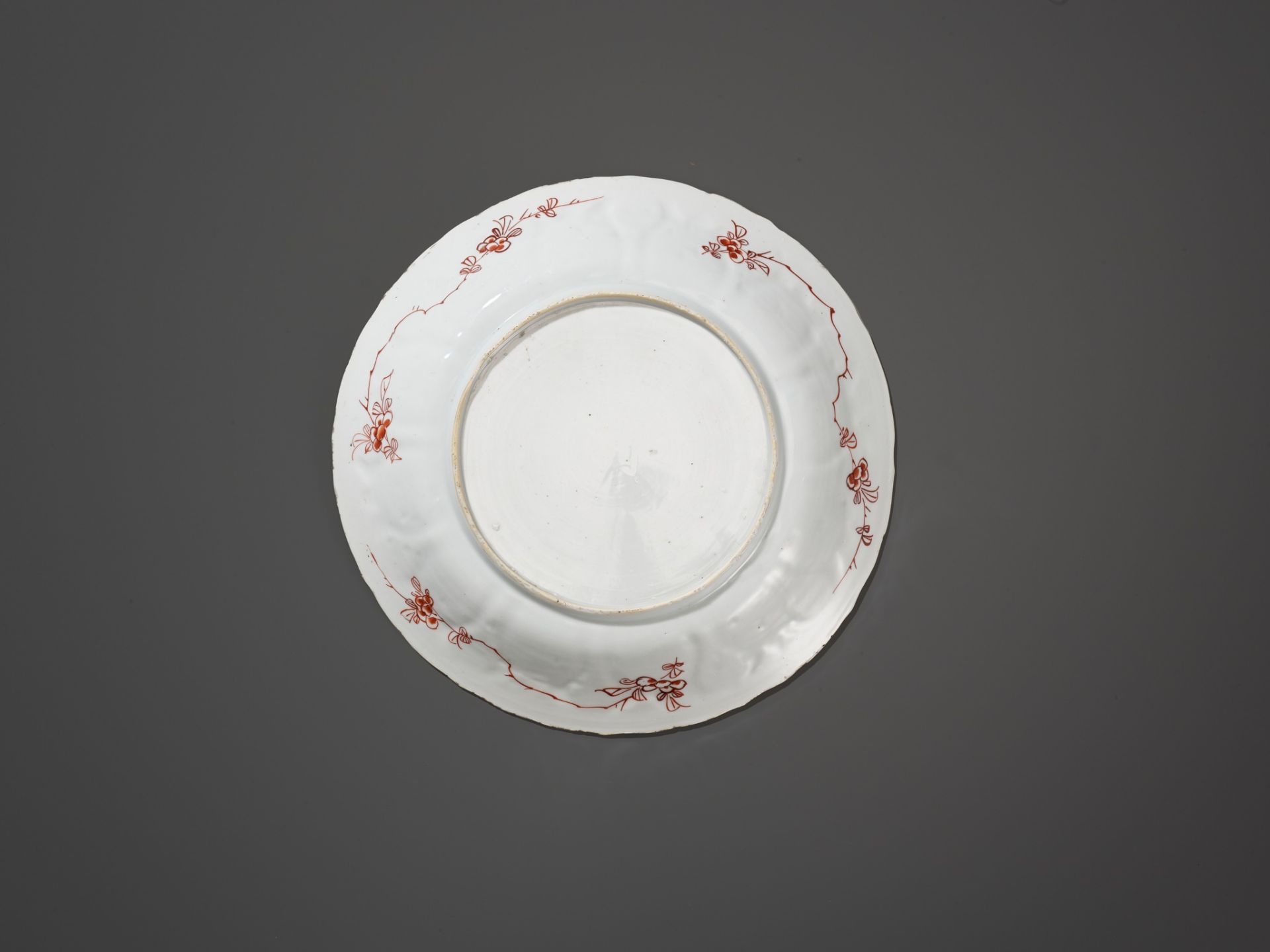A BARBED-RIM IRON-RED AND GILT-DECORATED 'LADIES' DISH, KANGXI PERIOD - Image 3 of 6