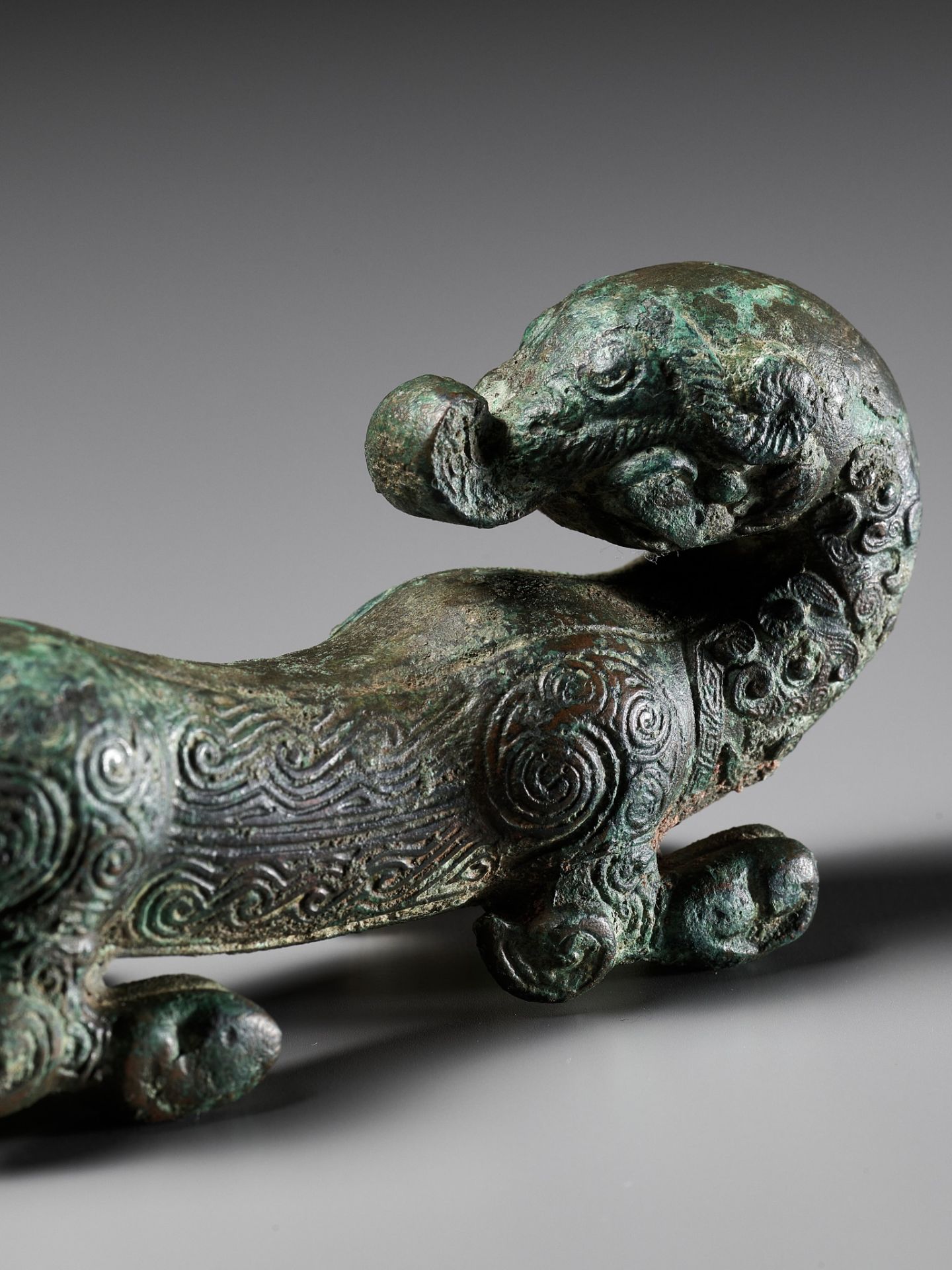 A SUPERB BRONZE FIGURE OF A DRAGON, EASTERN ZHOU DYNASTY, CHINA, 770-256 BC - Bild 15 aus 25