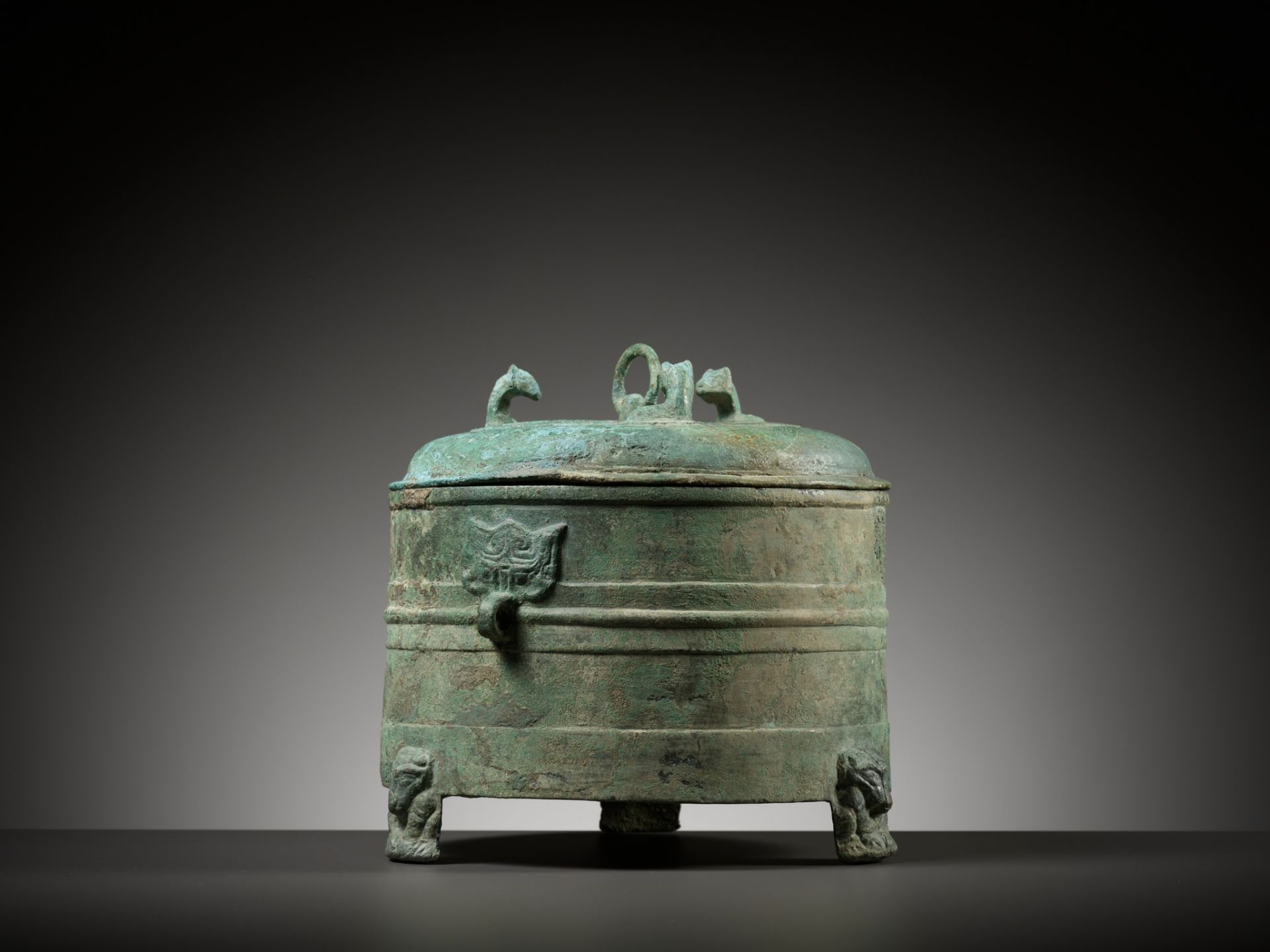 A RARE BRONZE TRIPOD VESSEL AND COVER, LIAN, HAN DYNASTY - Image 11 of 17