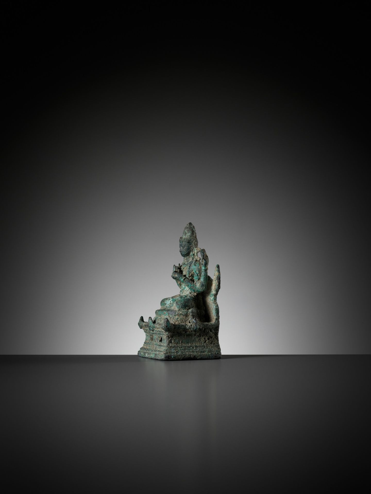 A BRONZE FIGURE OF AVALOKITESHVARA SADAKSARI, JAVA - Bild 8 aus 12