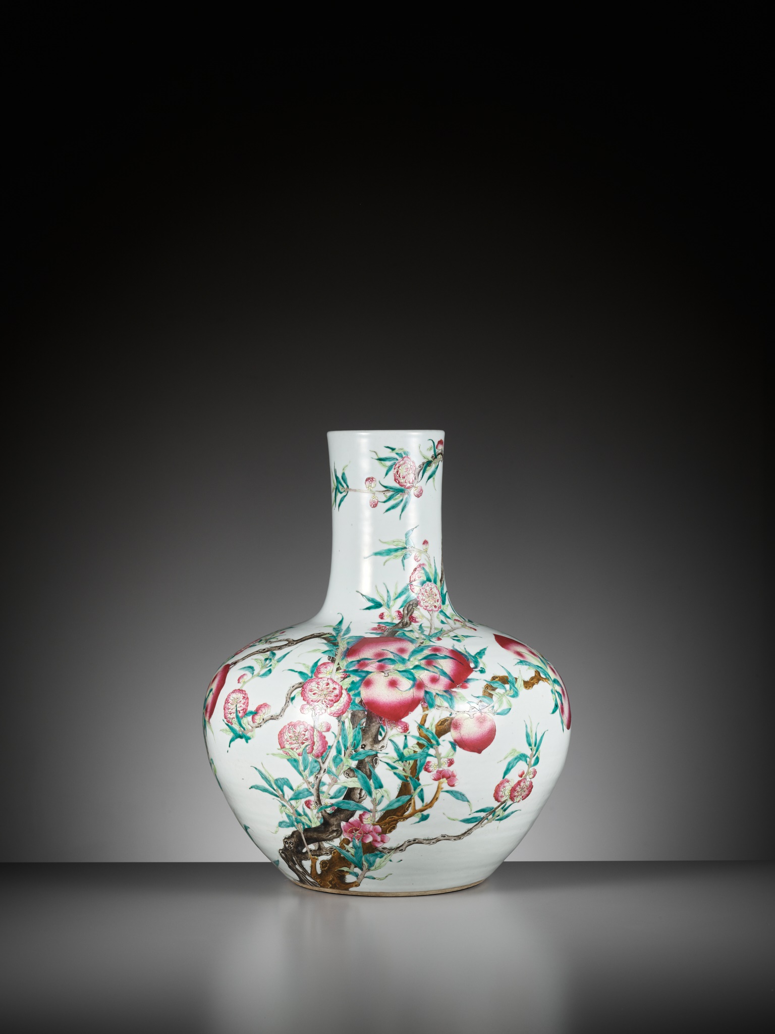 A FAMILLE ROSE 'NINE PEACHES' VASE, TIANQIUPING, LATE QING DYNASTY TO REPUBLIC PERIOD - Image 11 of 20