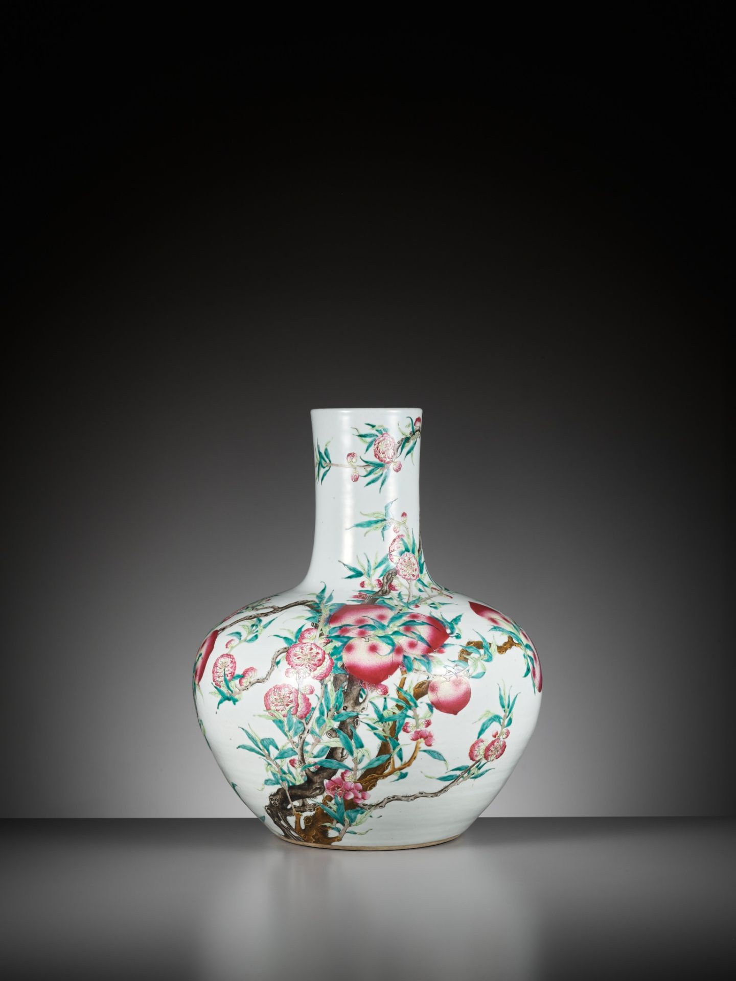 A FAMILLE ROSE 'NINE PEACHES' VASE, TIANQIUPING, LATE QING DYNASTY TO REPUBLIC PERIOD - Bild 11 aus 20