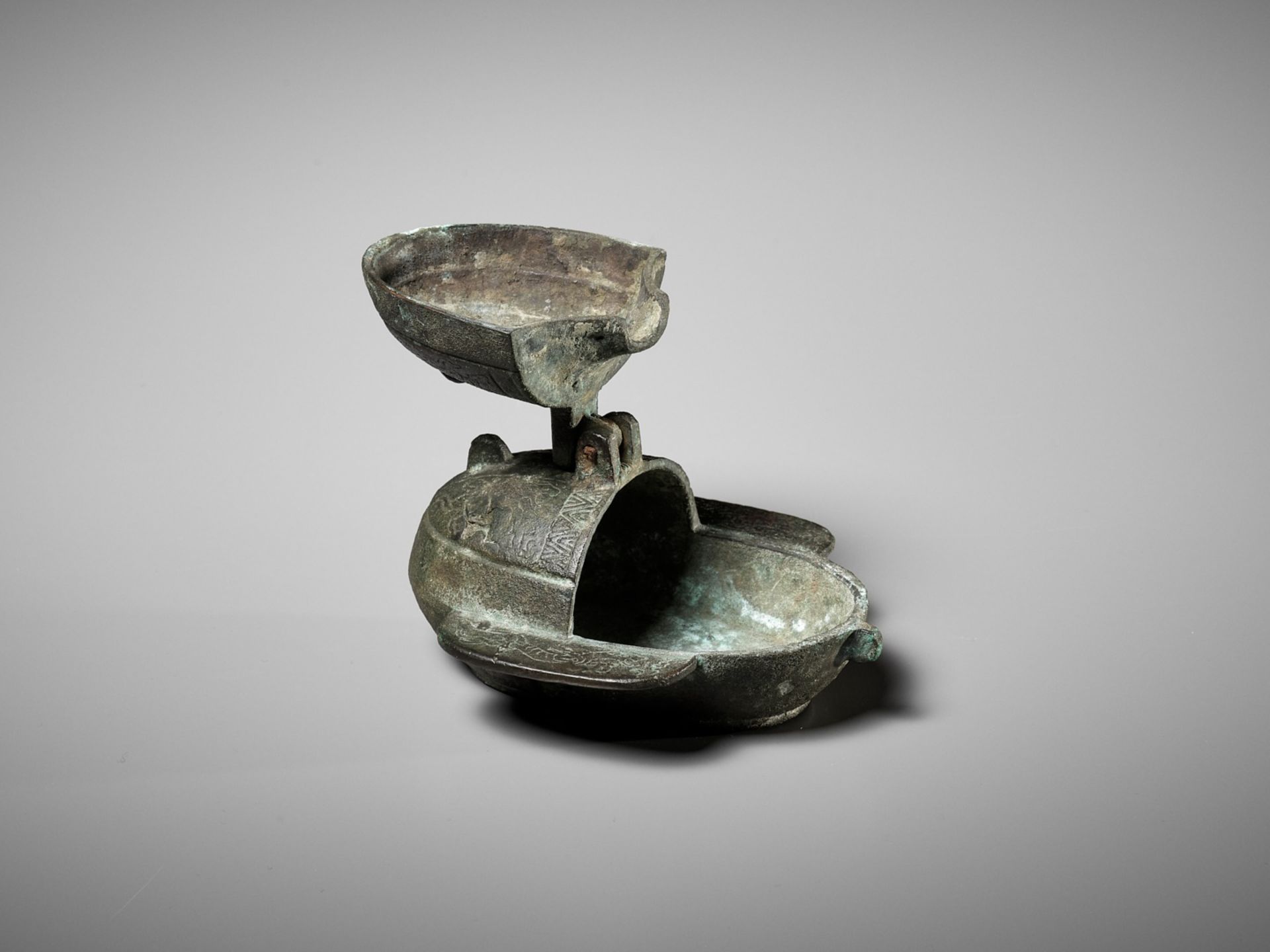 AN OVAL BRONZE FOLDING OIL LAMP, DENG, HAN DYNASTY - Image 2 of 16