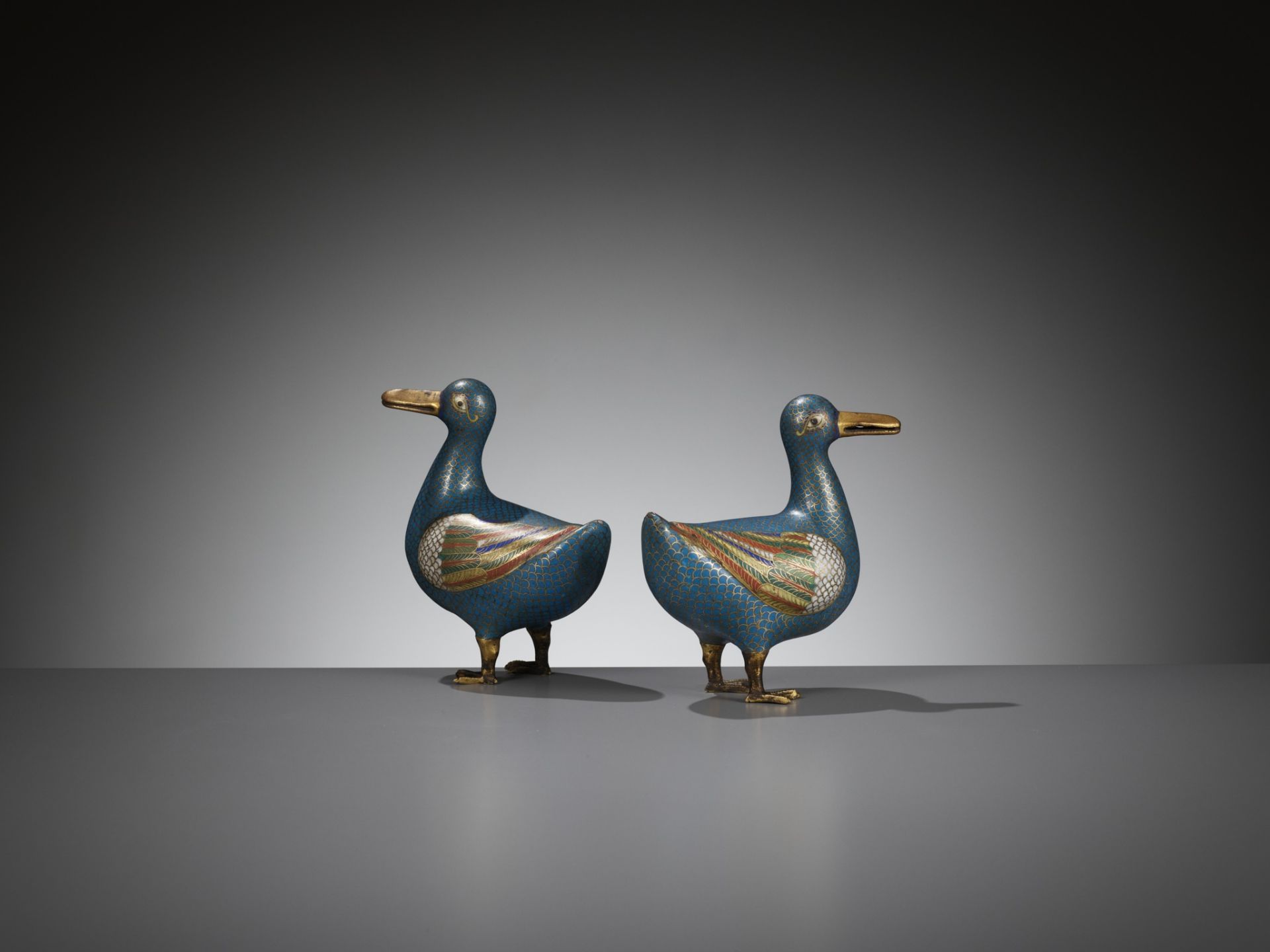 A PAIR OF CLOISONNE ENAMEL FIGURES OF DUCKS, QING DYNASTY - Image 5 of 8