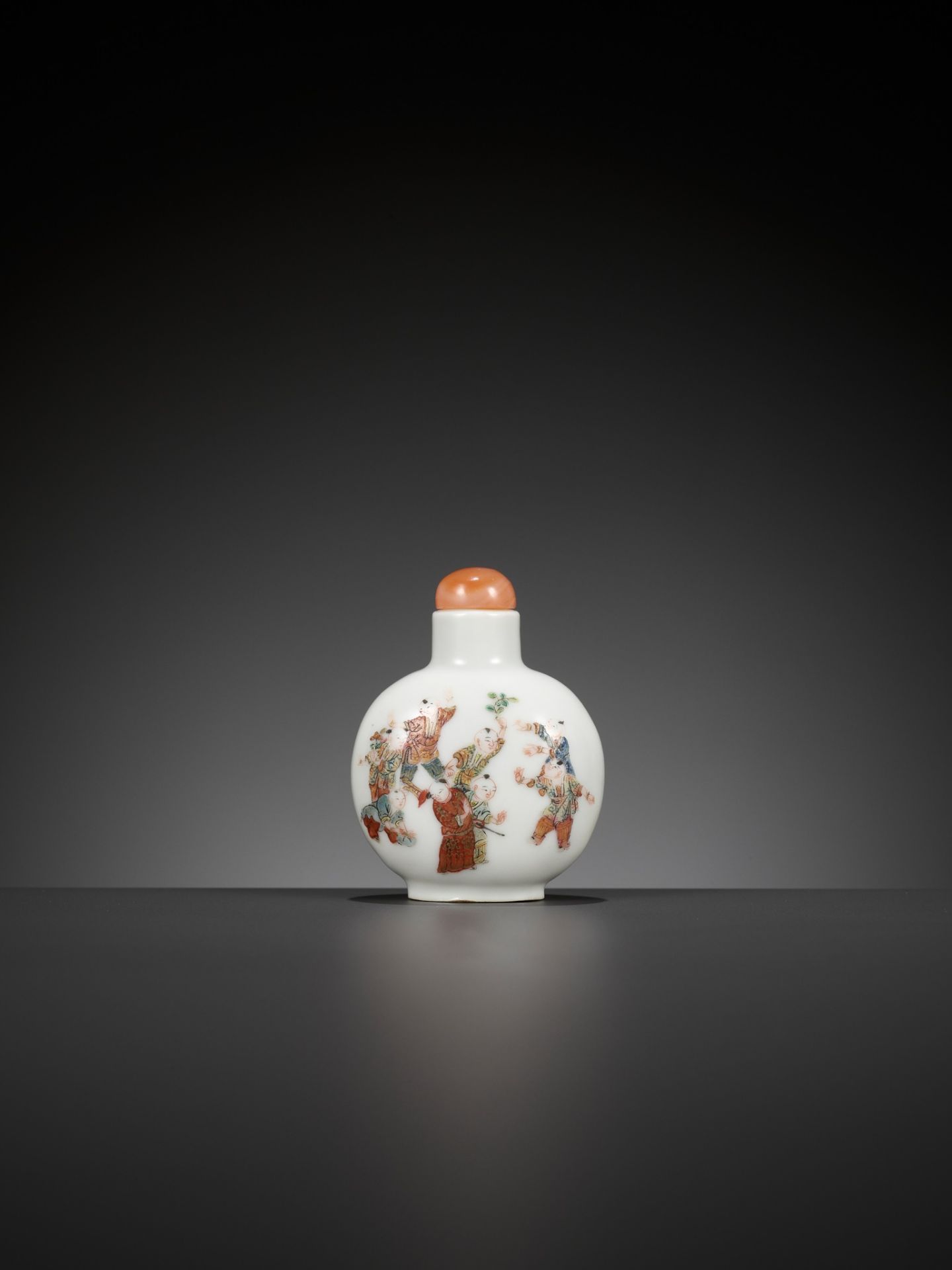 AN IMPERIAL FAMILLE ROSE 'BOYS AT PLAY' PORCELAIN SNUFF BOTTLE, DAOGUANG MARK AND PERIOD - Bild 3 aus 11