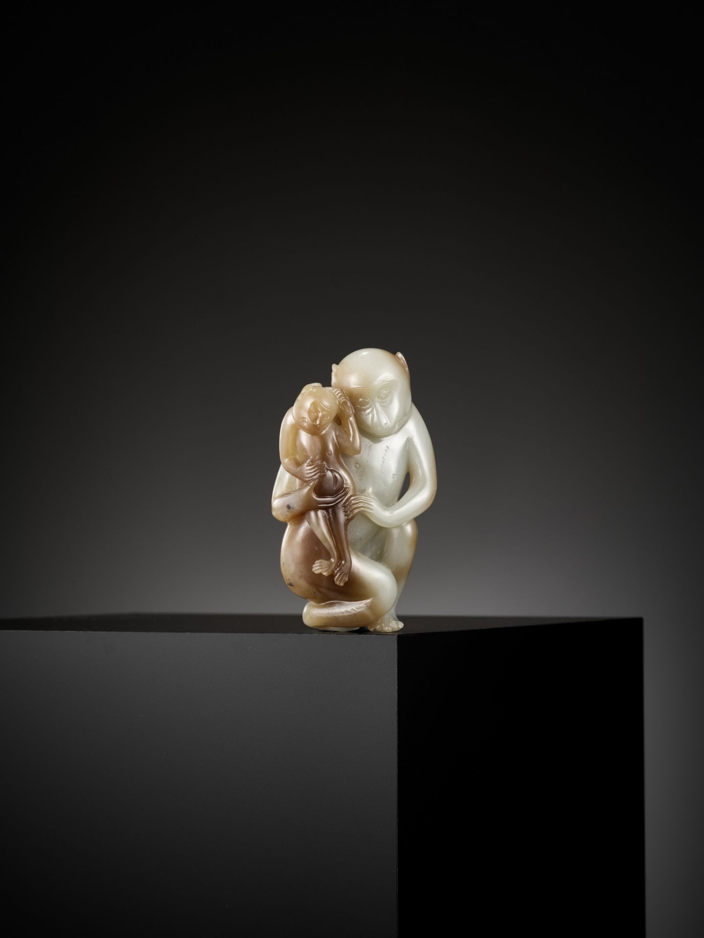 A FINE PALE CELADON AND CHESTNUT BROWN JADE 'MONKEYS AND PEACH' GROUP, 18TH CENTURY - Bild 9 aus 21